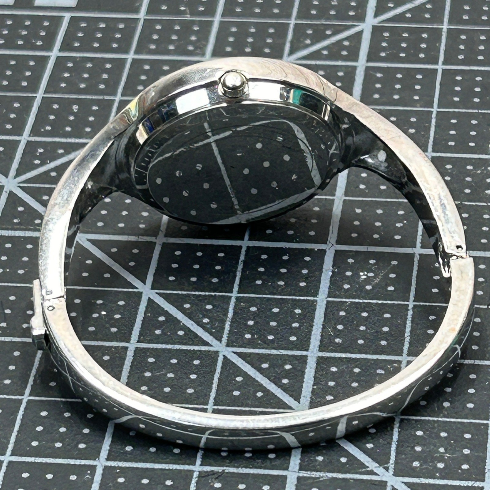 Geekthink L9001 Womens Quartz Watch Silver Bangle Black Dial Crystal Accents