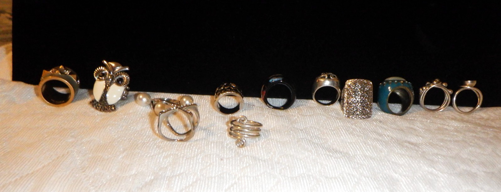 JEWELRY, 12 PIECES, RINGS, COSTUME STYLE SIZES FROM 5 TO 71/2. TWELVE PIECES.