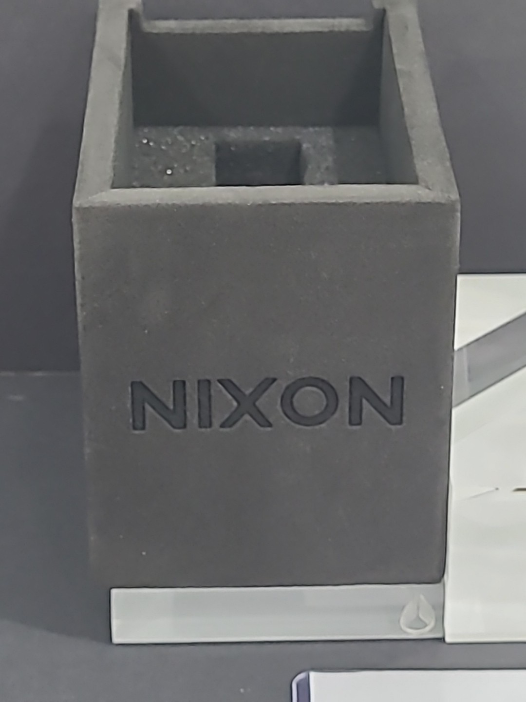 Brand NEW Nixon Watch Rose gold and White Granite 42-20 A037-1046 Chrono