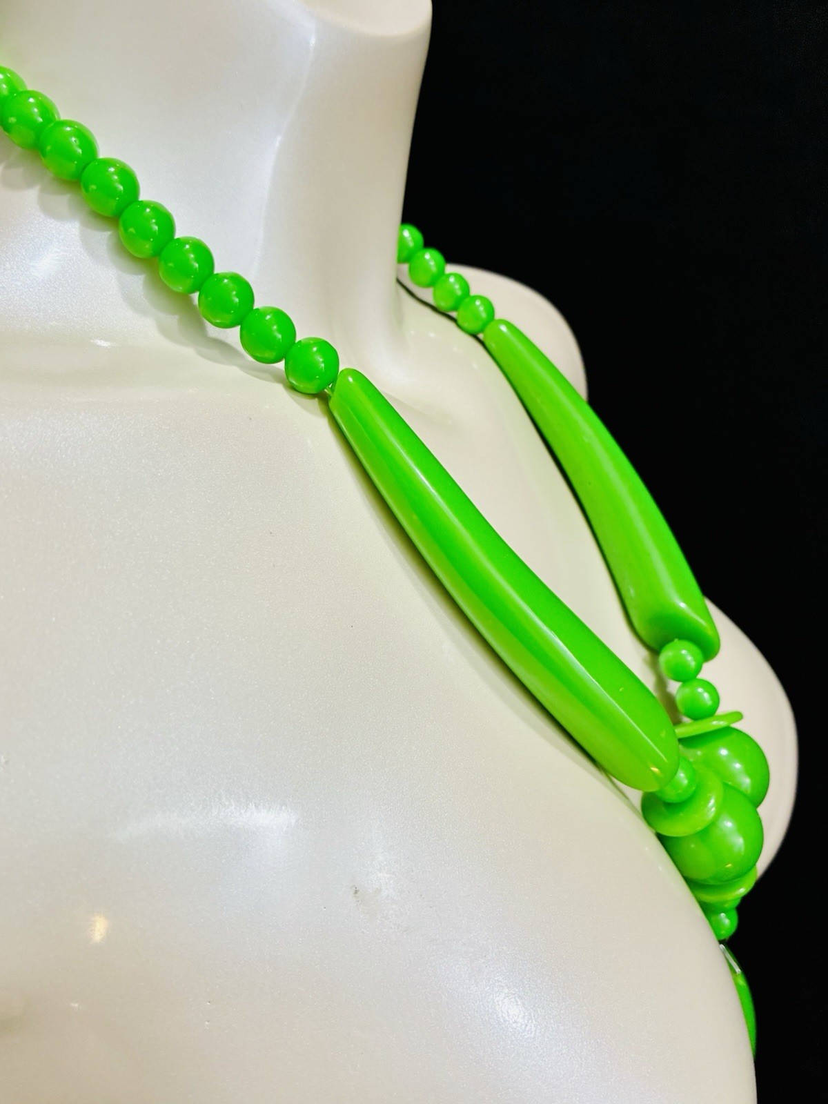 Green Plastic Beaded Statement Necklace, Round Pendant, Adjustable, No Stone