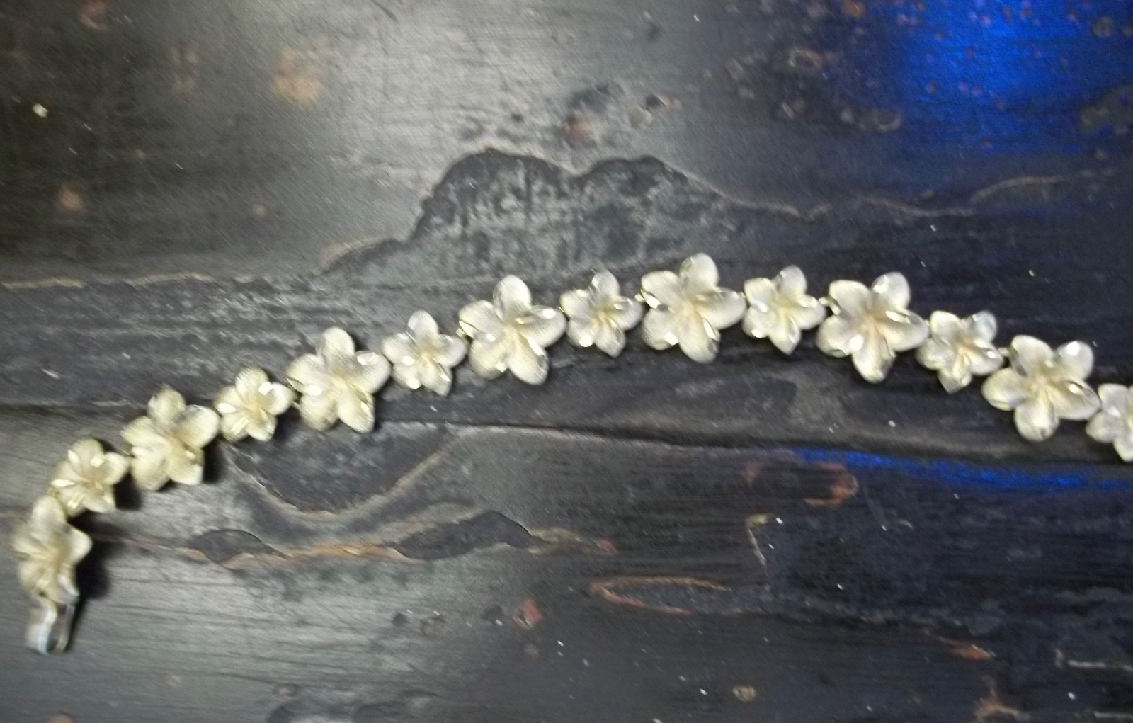 DELICATE FLOWER 14KT YG, CHOKER NECKLACE. 13.5 INCHES, 17 + GRAMS