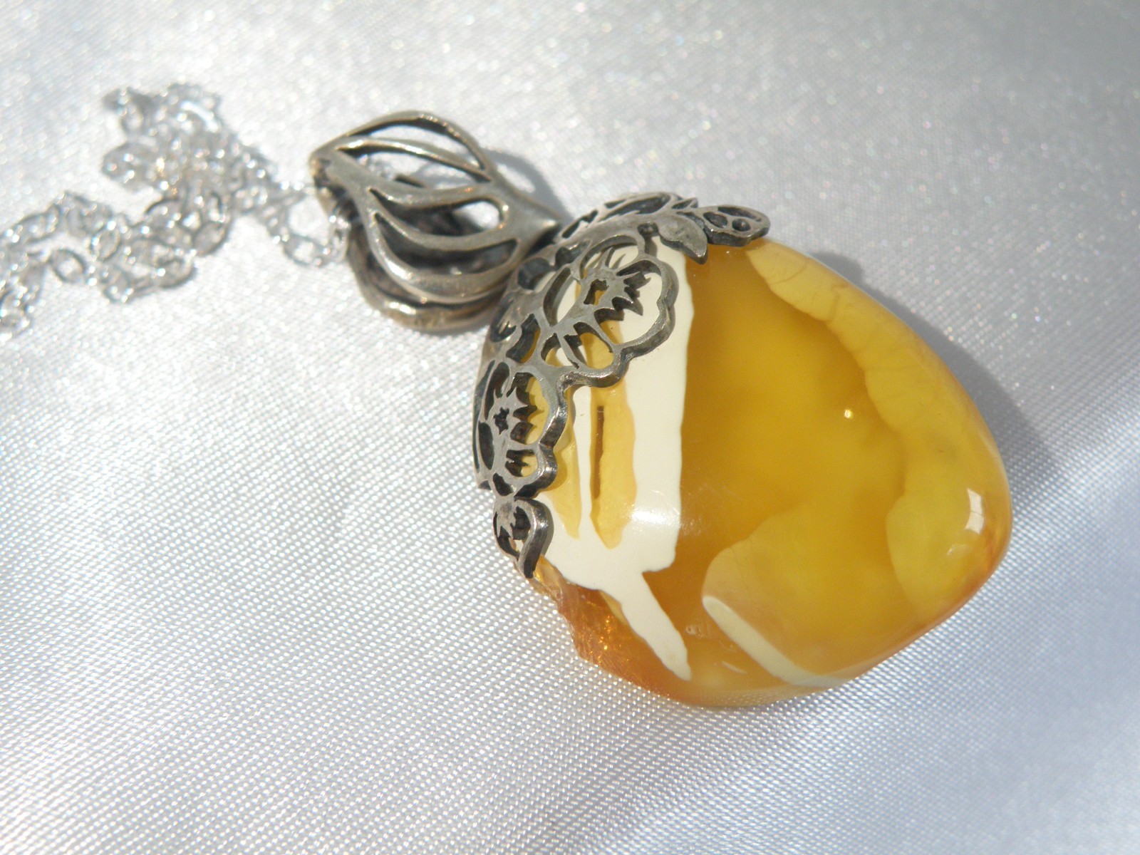 Vintage Sterling Silver 925 Butterscotch Egg Yolk Amber Pendant Necklace