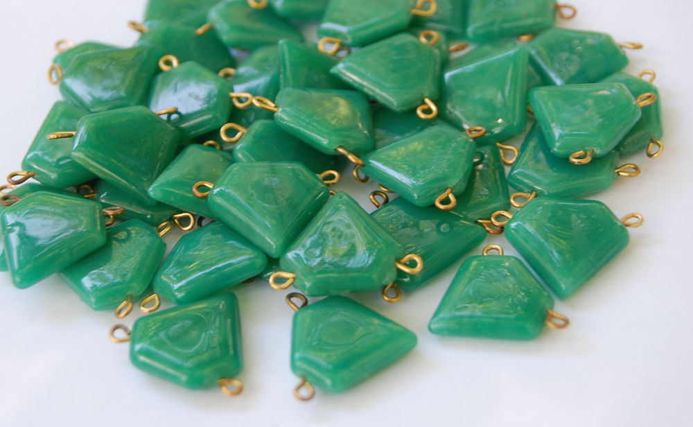 VINTAGE 4 GREEN OPAQUE GLASS PENTAGON BEAD 4 CONNECTORS OLD POINTED SHIELD