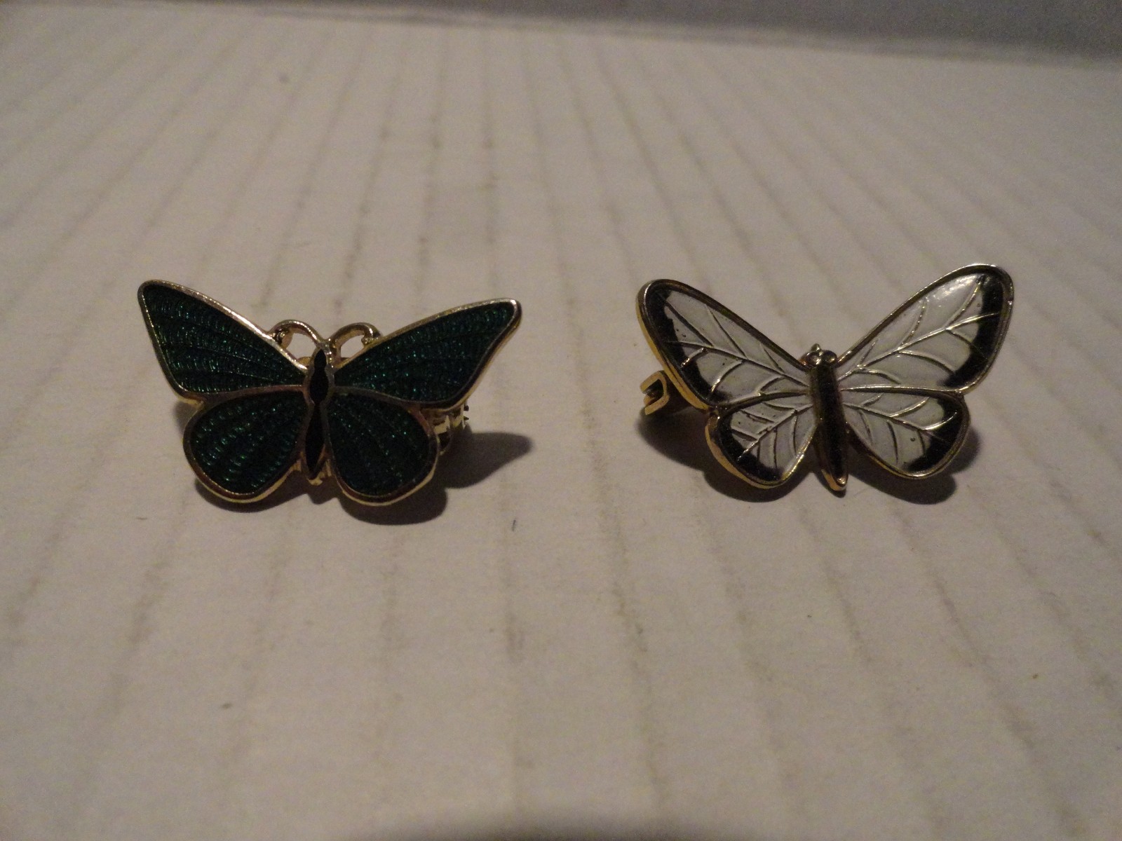 2 VINTAGE SMALL BUTTERFLY BROOACH PIN GREEN & WHITE- ABOUT 1 X 1/2 INCH – EC