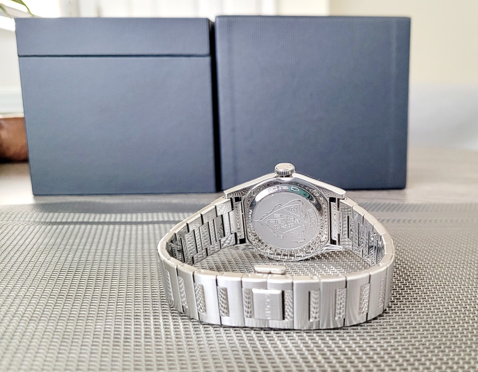 Gucci Pantheon 115.4,Authentic,35MM,Mother Of Pearl Dial,Excellent,Hardly Worn.