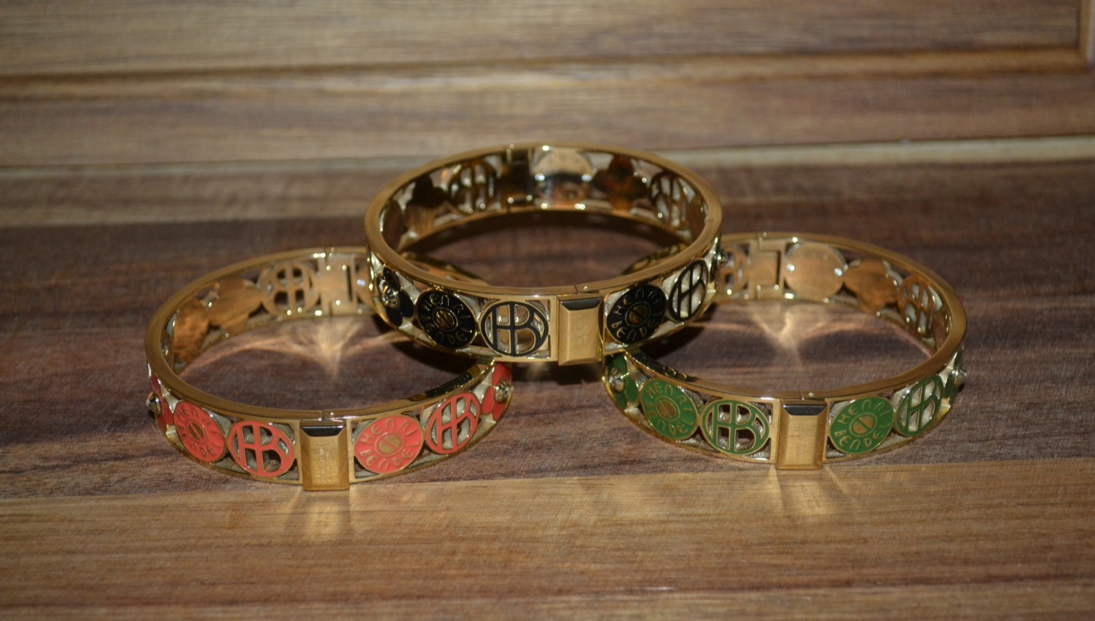 HENRI BENDEL CUTOUT BANGLE