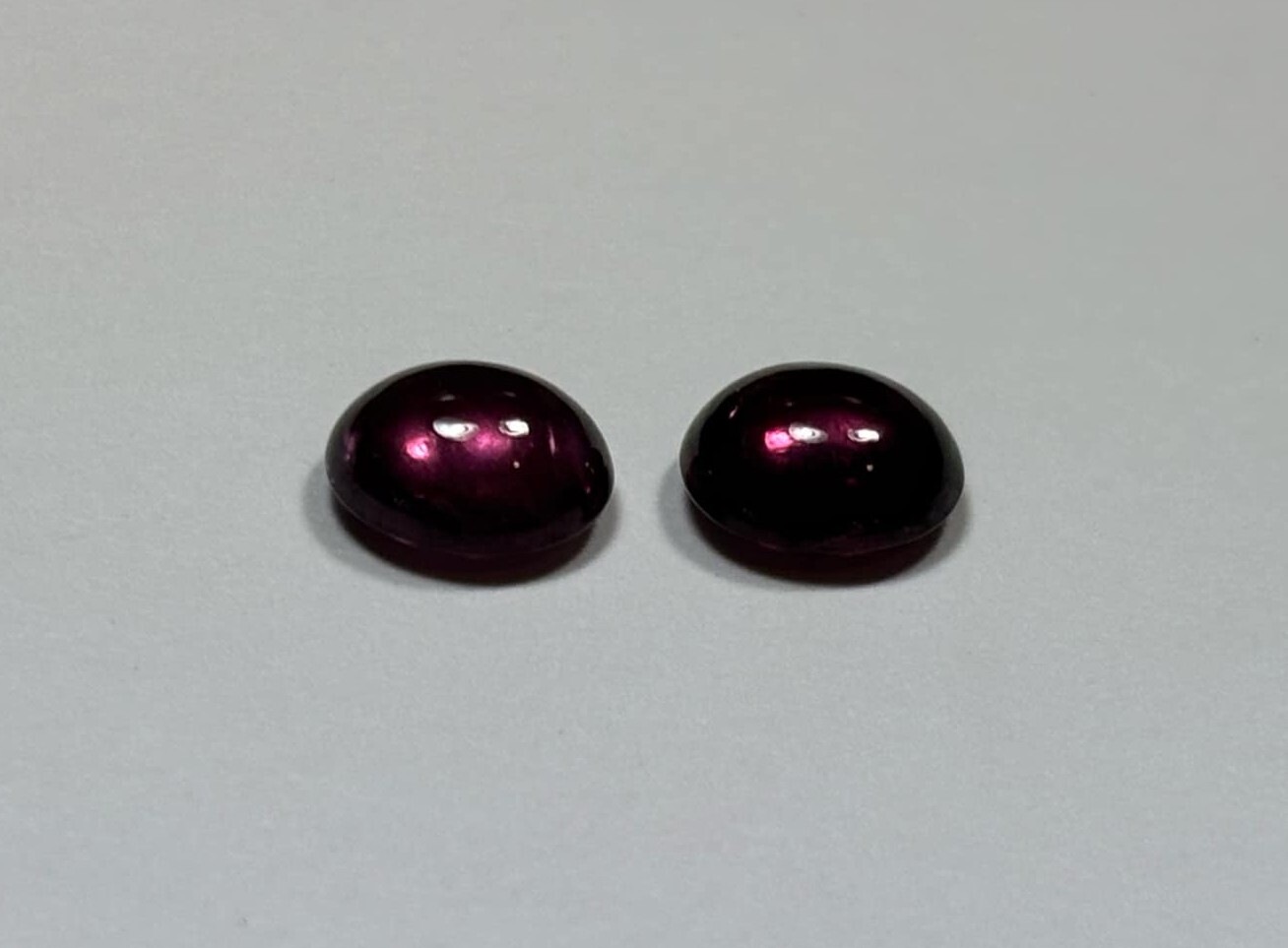 Two (2) Cabachon Red Rhodolite Garnet Gems – 8 X 3.7 MM – 4.20 TCW – Oval