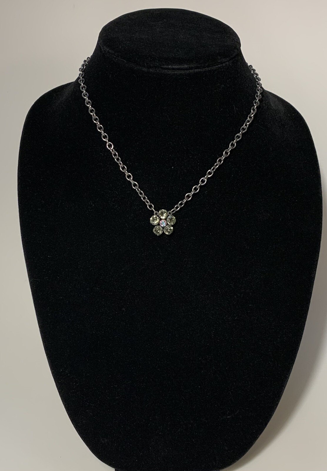 Sabika Daisy Necklace W13 16 1/2-19 Inches Flower Gray Iridescent