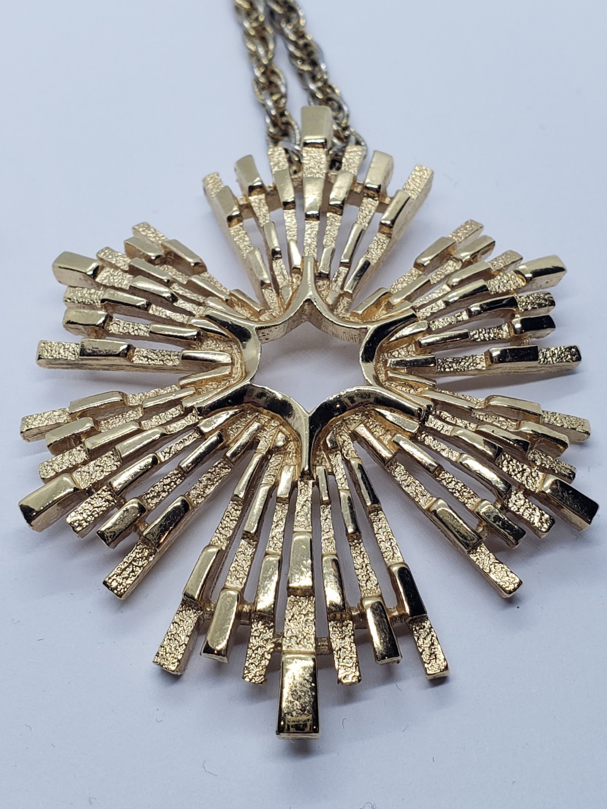 Vtg TRIFARI Goldtone Sunburst Modernist 60’s Glam Statement Pendant Necklace 25″