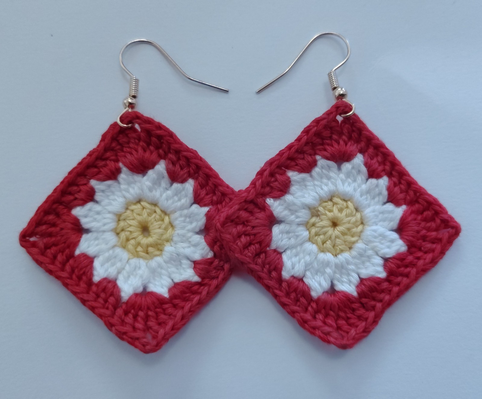 Crochet Daisy Earrings (Red)