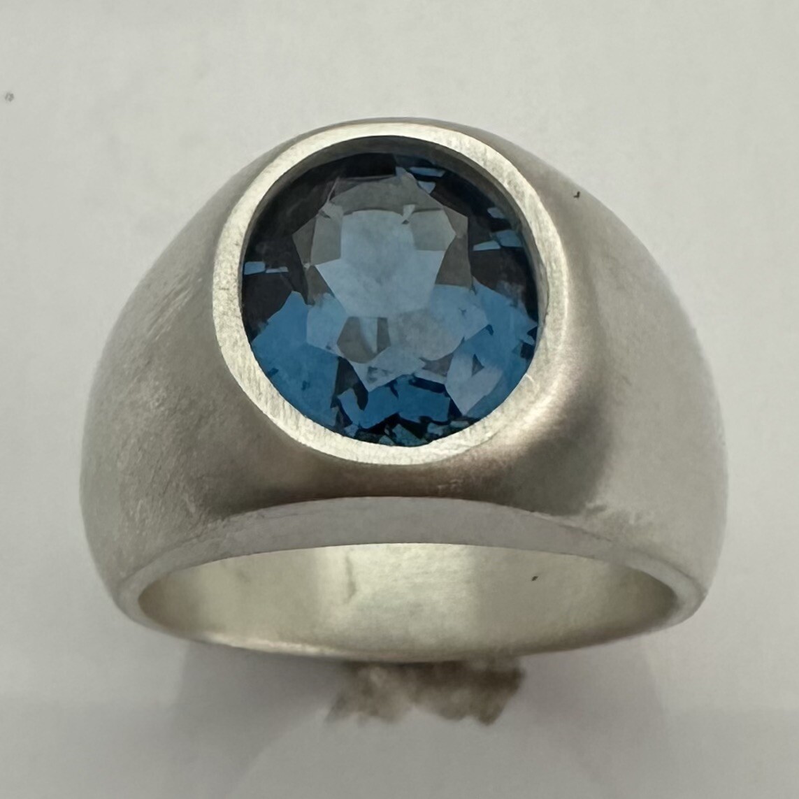 MJG STERLING SILVER RING. HEAVY. 12 x 10mm OVAL LAB LONDON BLUE TOPAZ. SZ 9.5