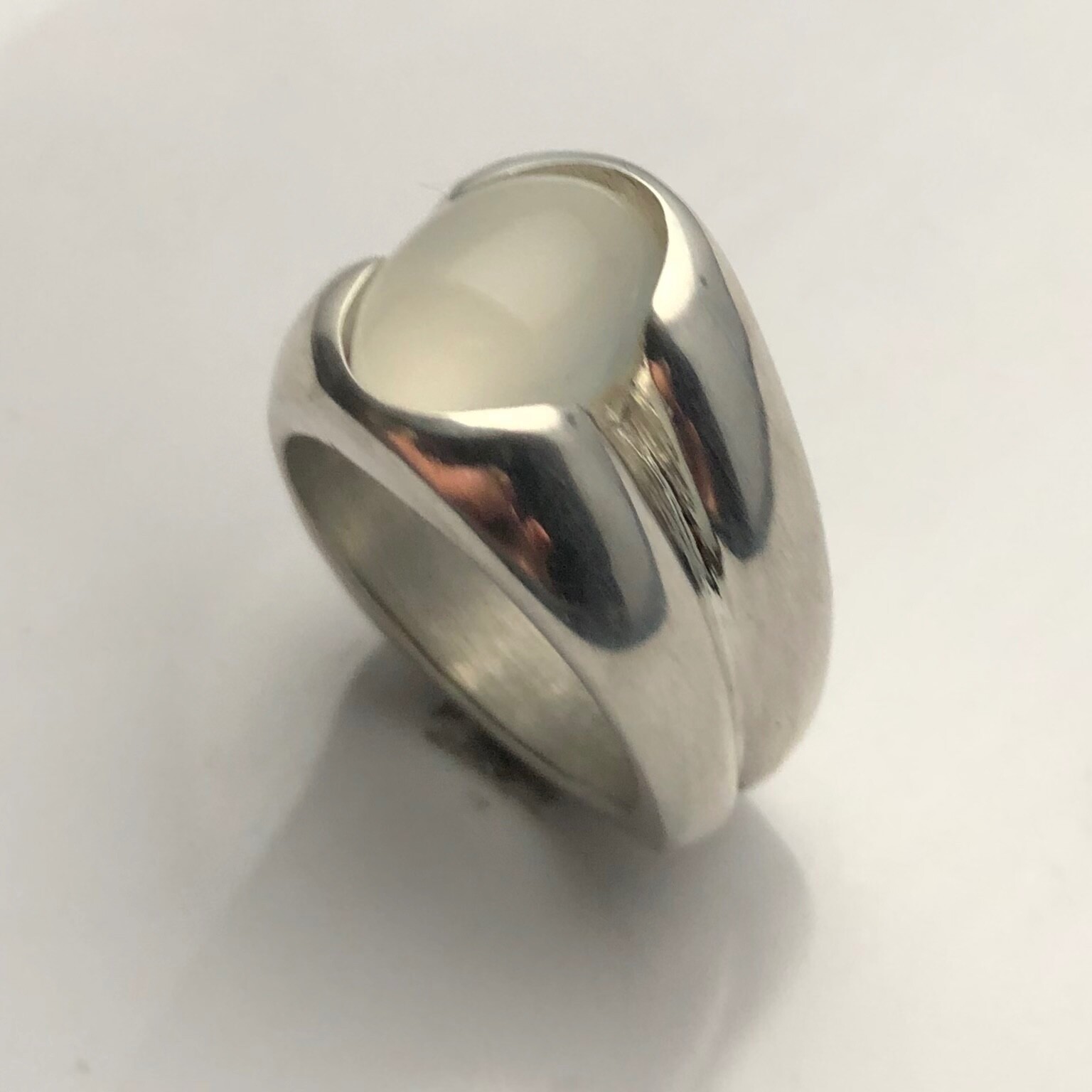 MJG STERLING SILVER MEN’S RING. 14 x 10mm OVAL NATURAL MOONSTONE CAB. SZ 10.