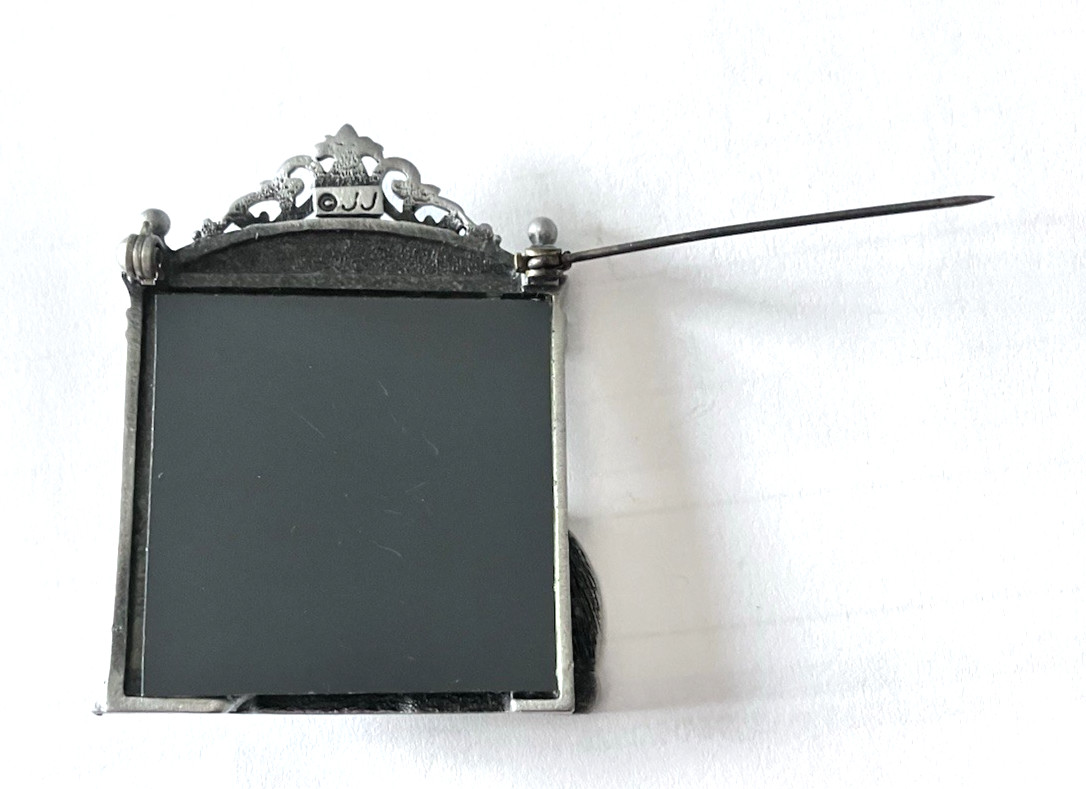 Vintage Brooch Pin- Cat Looking At Image In Mirror Real Glass Set In Pewter(2157