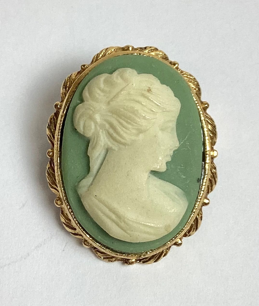Vintage Gold-Tone Green & White Design Cameo Brooch 1″ x 0.75″ Inches