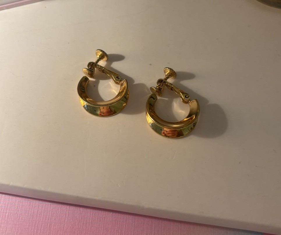 Vintage Napier Gold Tone Thick Round Hoop Huggie Clip-On Earrings Screw Back