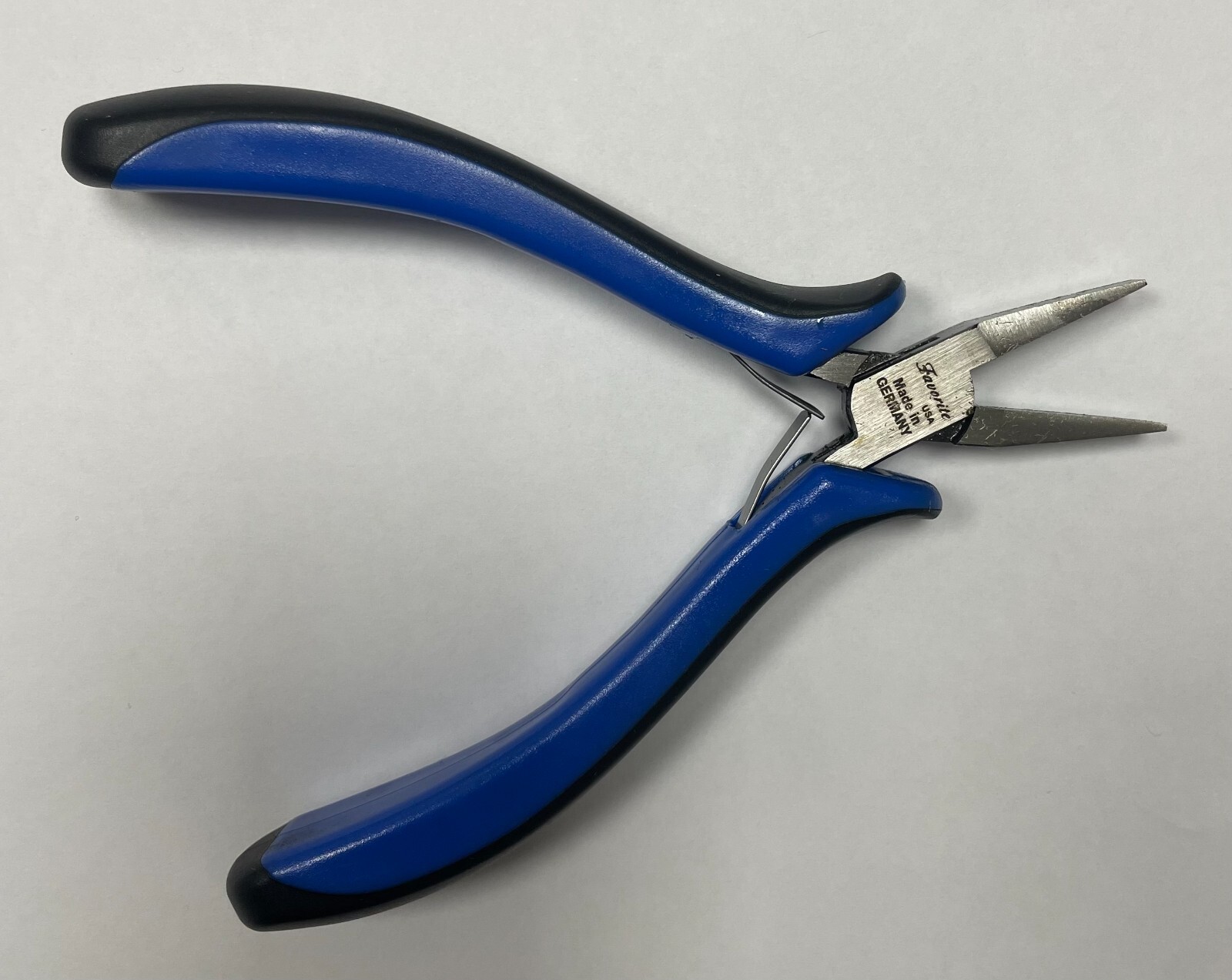 FavoriteUSA ERGONOMIC FLAT NOSE PLIER SMOOTH JAWS 4-1/2″ BOX JOINT W/ CMFRT GRIP