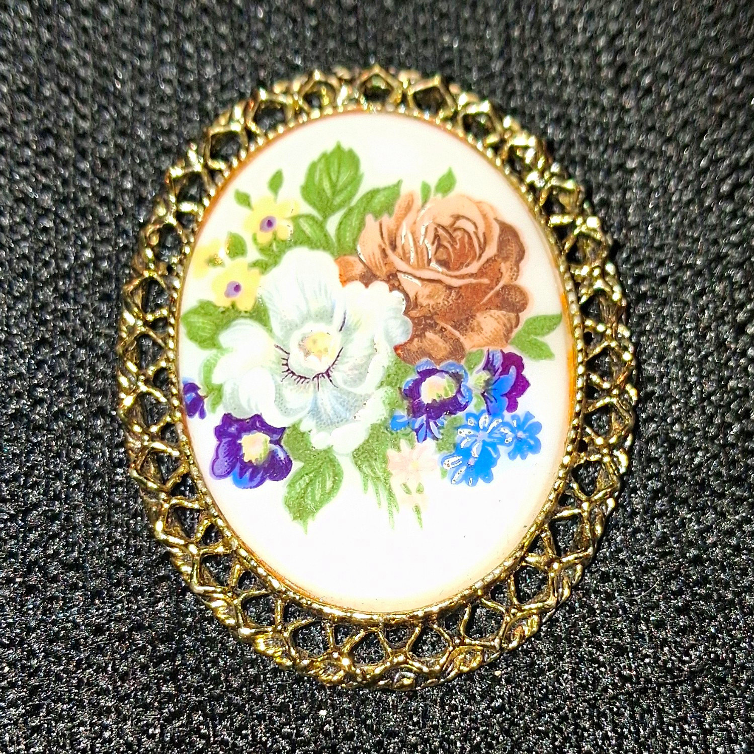 Oval Floral Cameo Style Brooch Pin Gold-Tone Metal Frame Multicolor