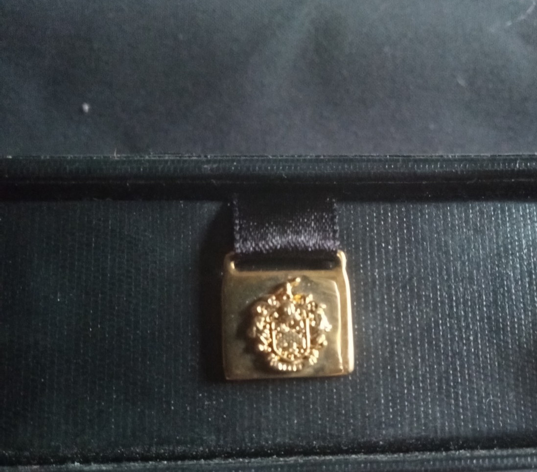 Donald J. Trump Signature Collection Crest Cufflinks Gold Tone w/ Box & Tag Gift