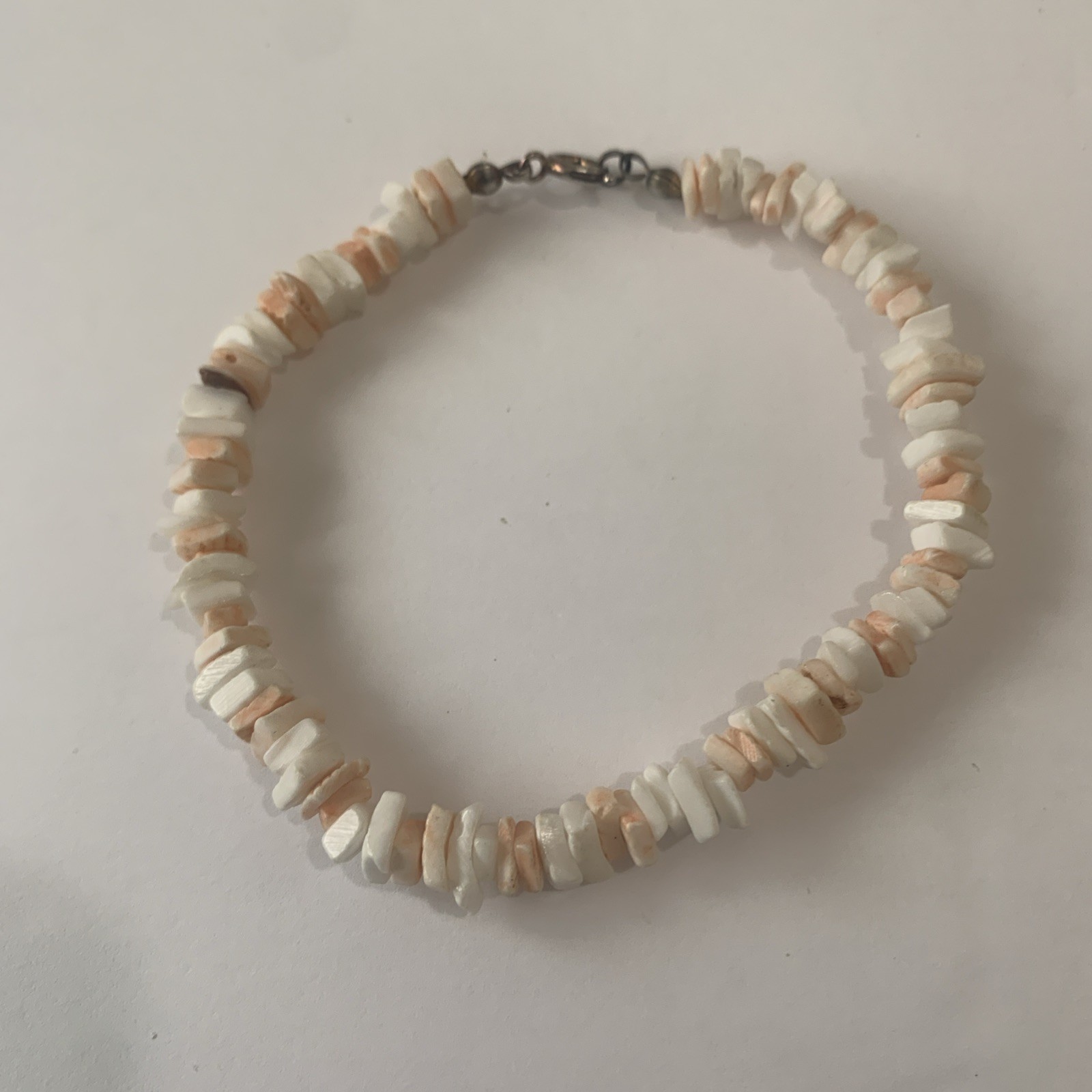 Vintage White & Peach Puka/Carnation Shell Square Chip Bracelet. B73