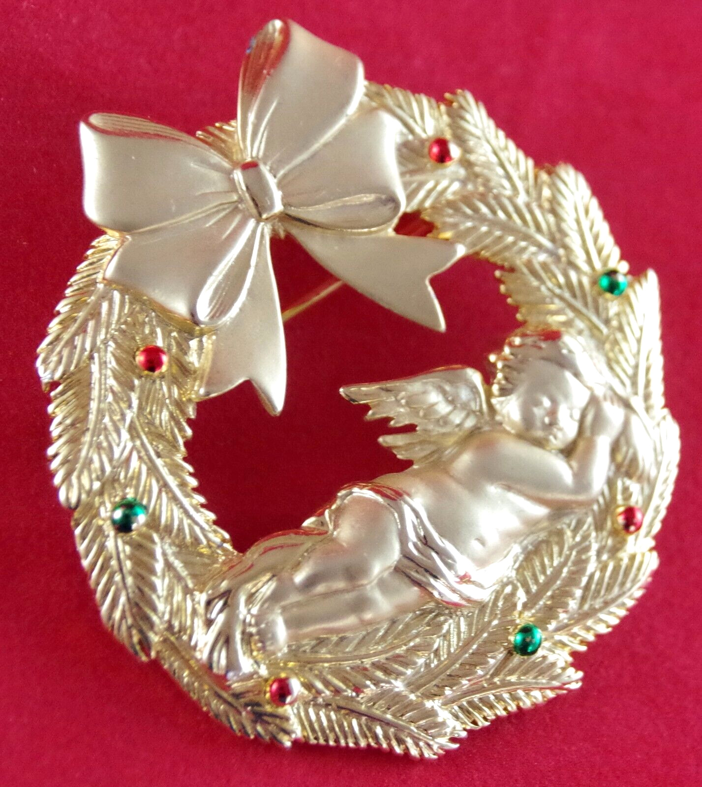 Pretty! EVC VTG c1980’s JJ BIG CHRISTMAS WREATH SLEEPING CHERUB ANGEL BROOCH PIN