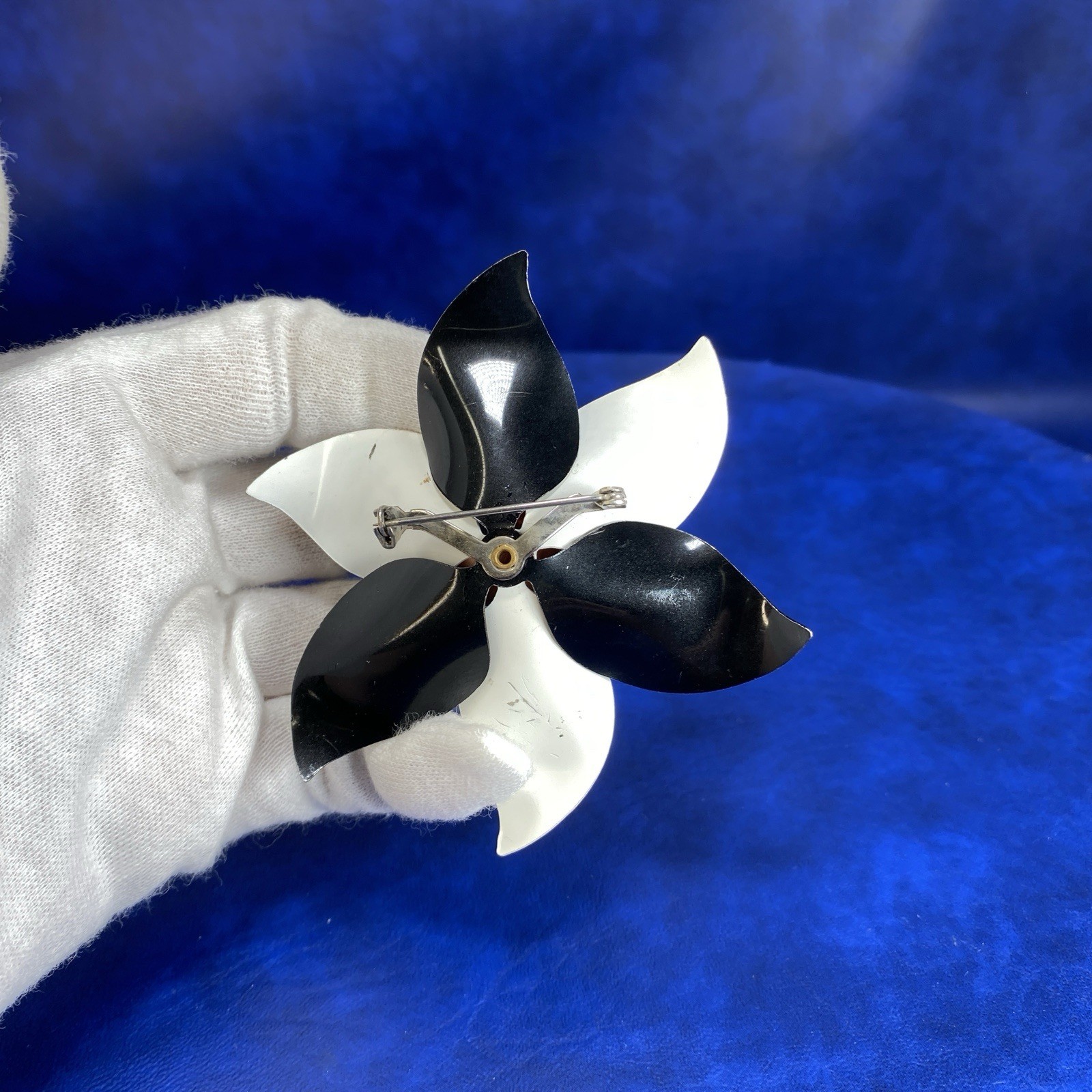 Vtg Unsigned Black & White Metal Flower Brooch Pin Mid-Century Bold 3.25 Inch