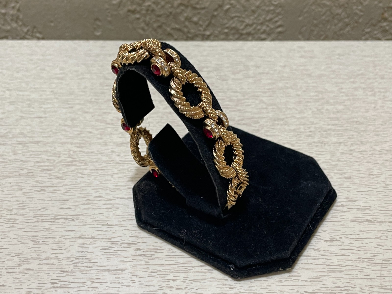 JACKIE KENNEDY HEAVILY TEXTURED RINGS WITH CLEAR AND RED RONDEL ENDCAPS BRACELET