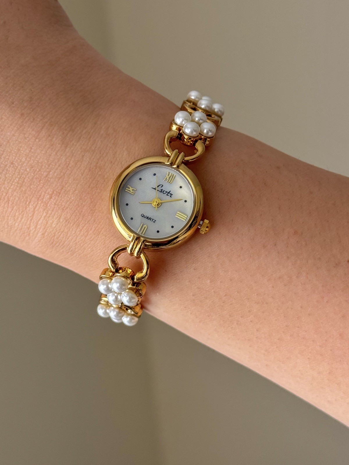 Elegant Women Pearl Watch Bracelet In Gold Tone With Minimalist Vintage Style