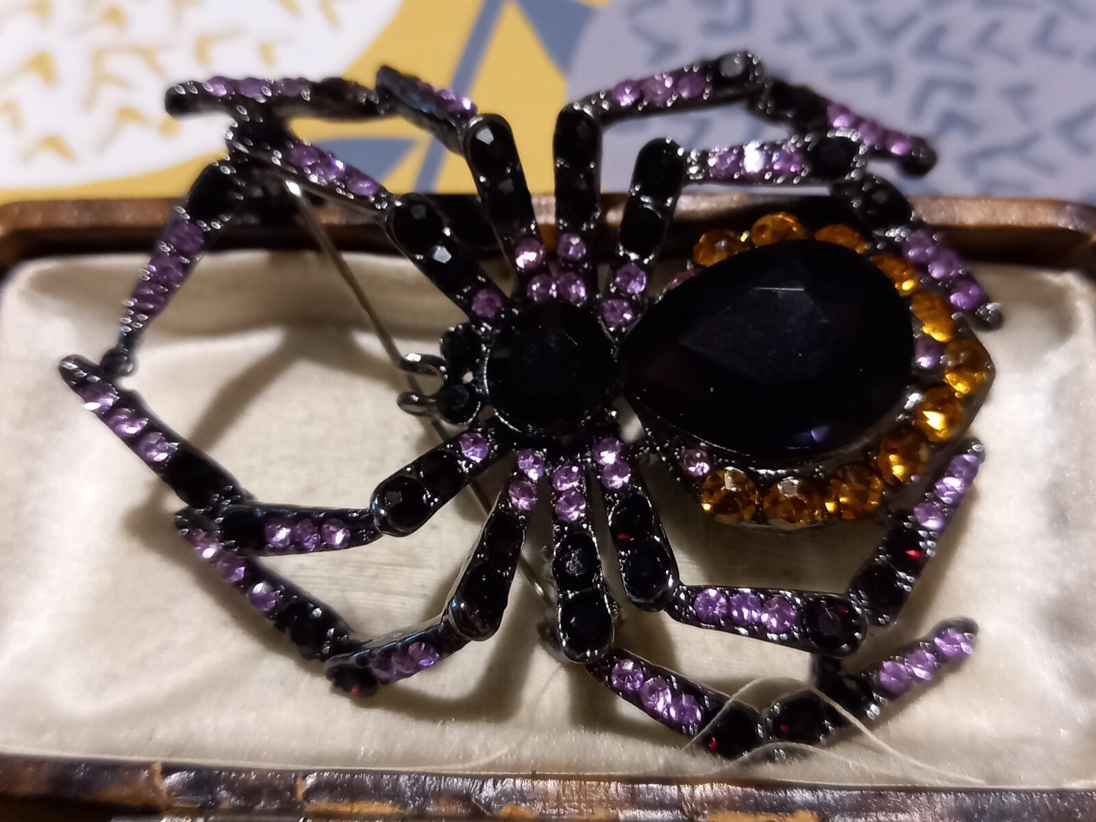 VINTAGE STYLE PURPLE ORANGE & BLACK SPIDER BROOCH VERY SPARKLY LOVELY HALLOWEEN