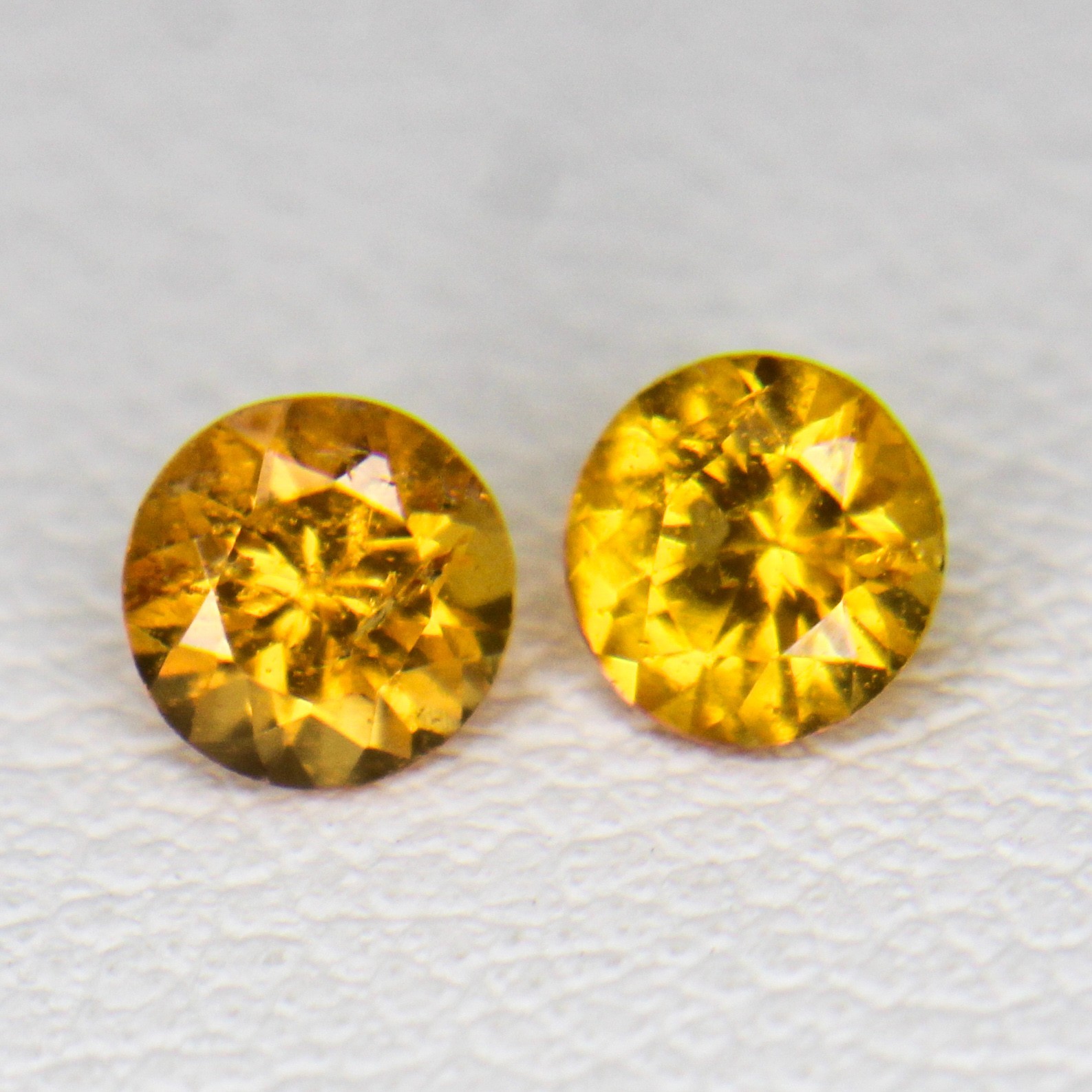 Natural Faceted Orange Garnet Pair In Round Shape 0.60 Carats 4x4x3 mm Size