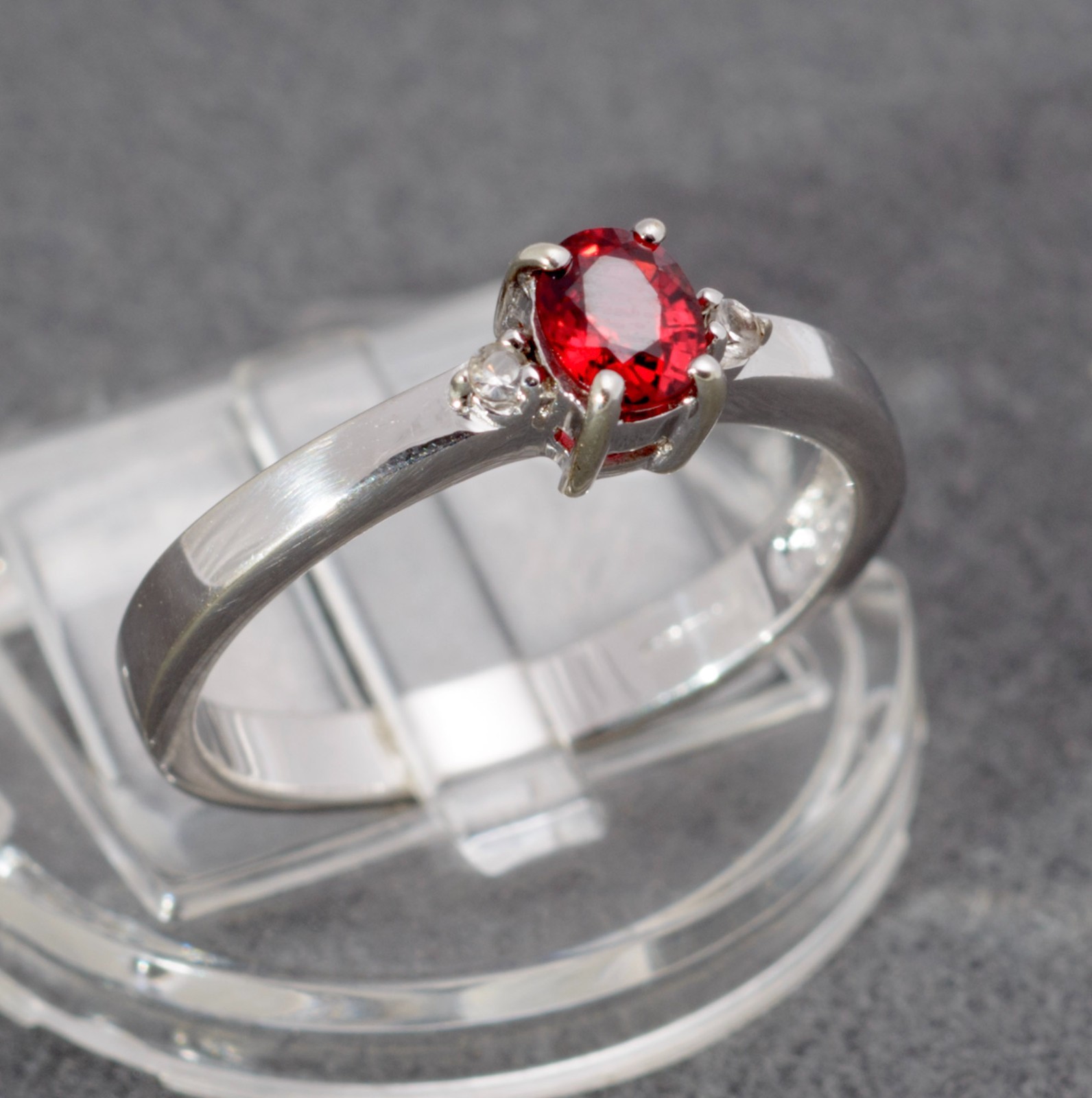 9ct White Gold Ring – Lab Created Ruby / White Topaz – Size N – Hallmarked 2007