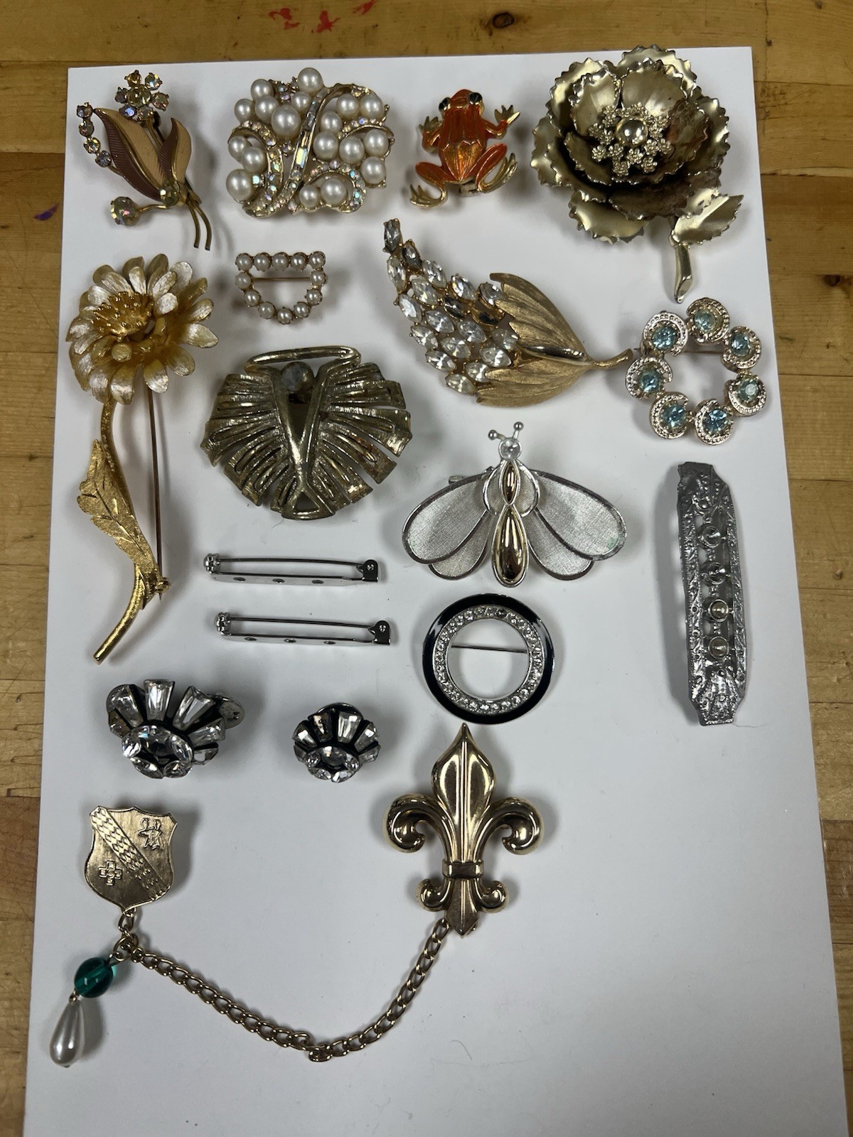 Lot Of Vintage Costume Jewelry Brooches / Pins Flowers, Frogs, Gold Tone, Etc