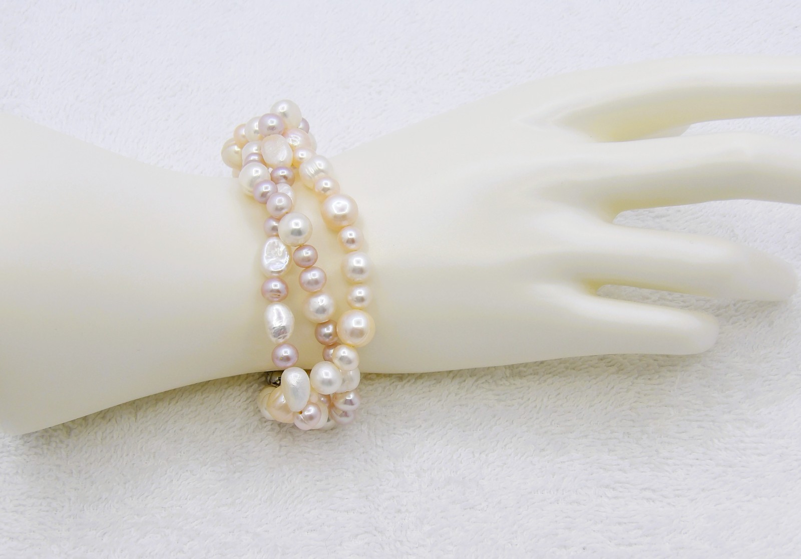 7.5 inches long Quality Pink & White Genuine Freshwater Pearl Bracelet BRT06