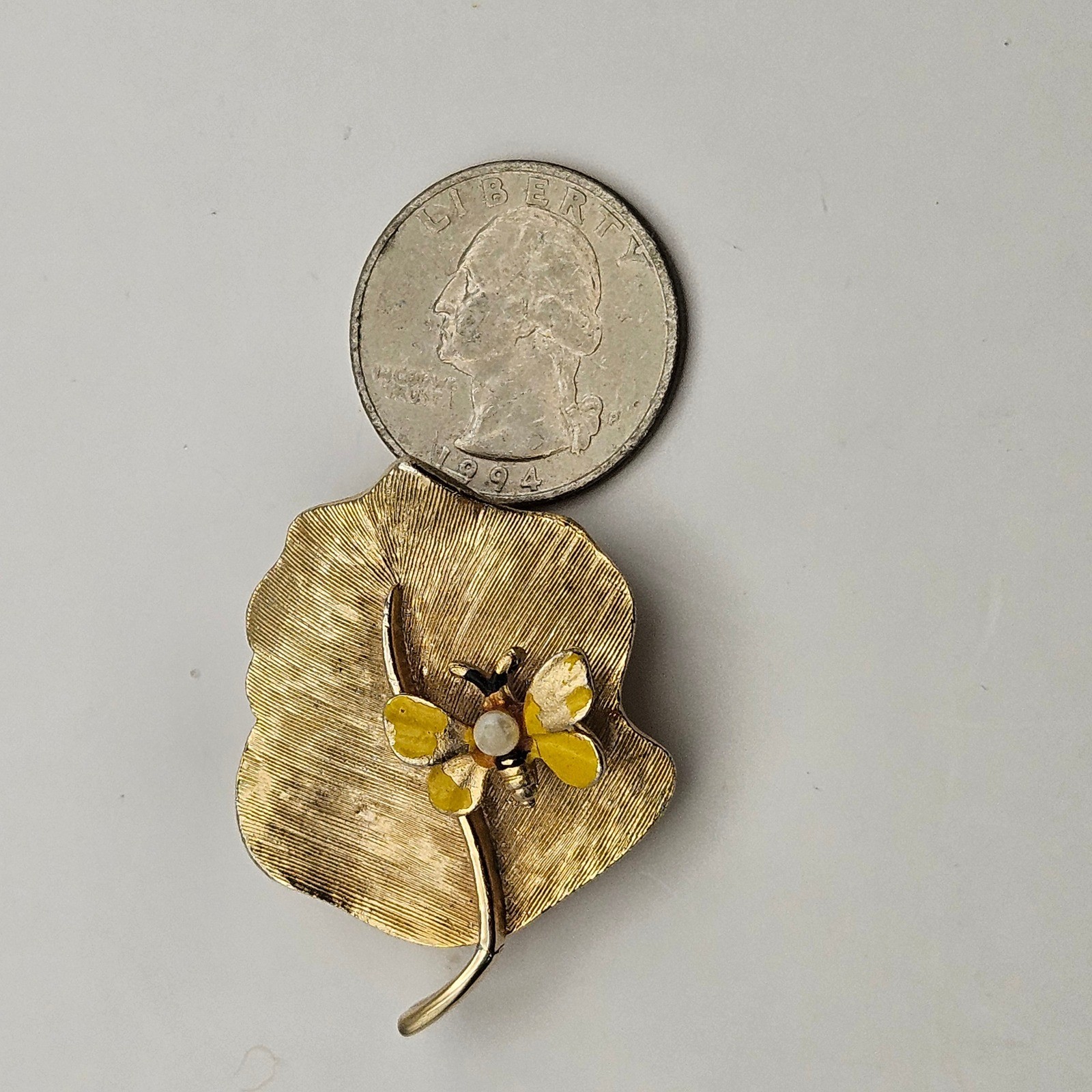 R Mandle Vintage Gold Tone Leaf Bee Brooch Enameled Faux Pearl Pin Whimsical