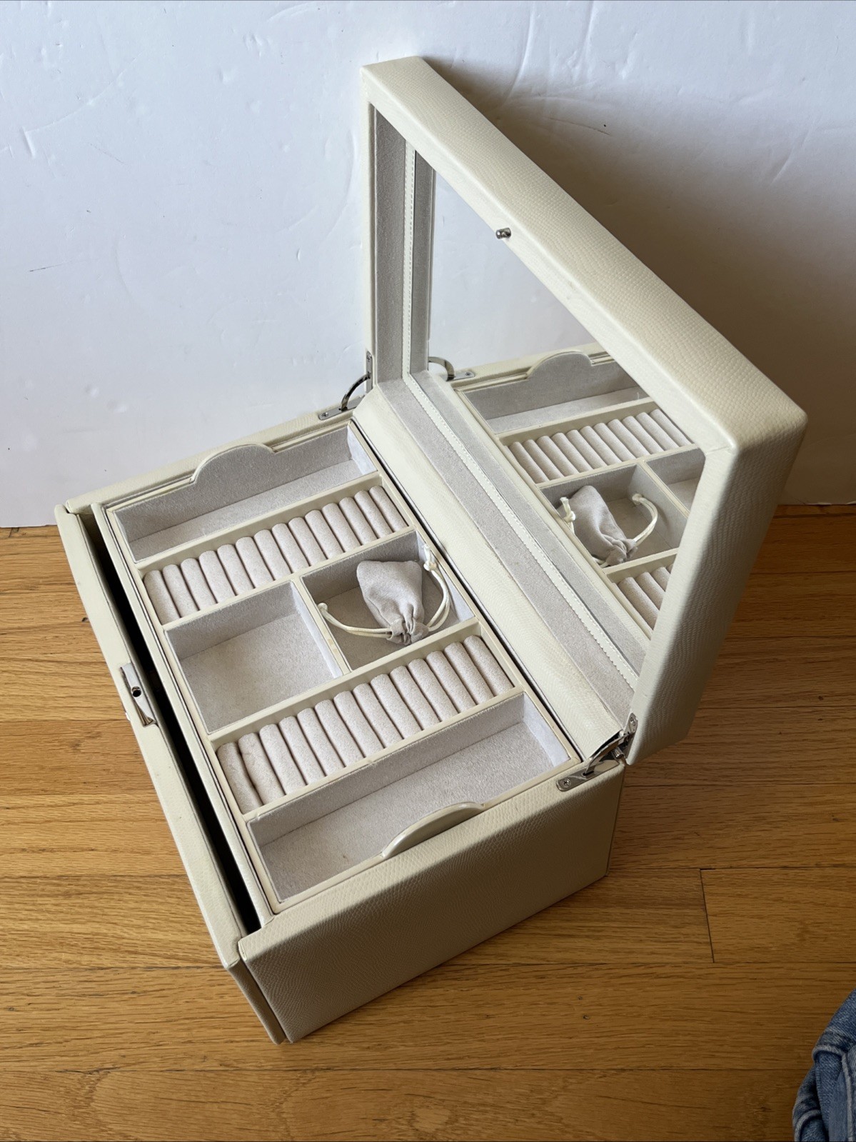 Wolf Pottery Barn Large Ivory Jewelry Box With Key Leatherette