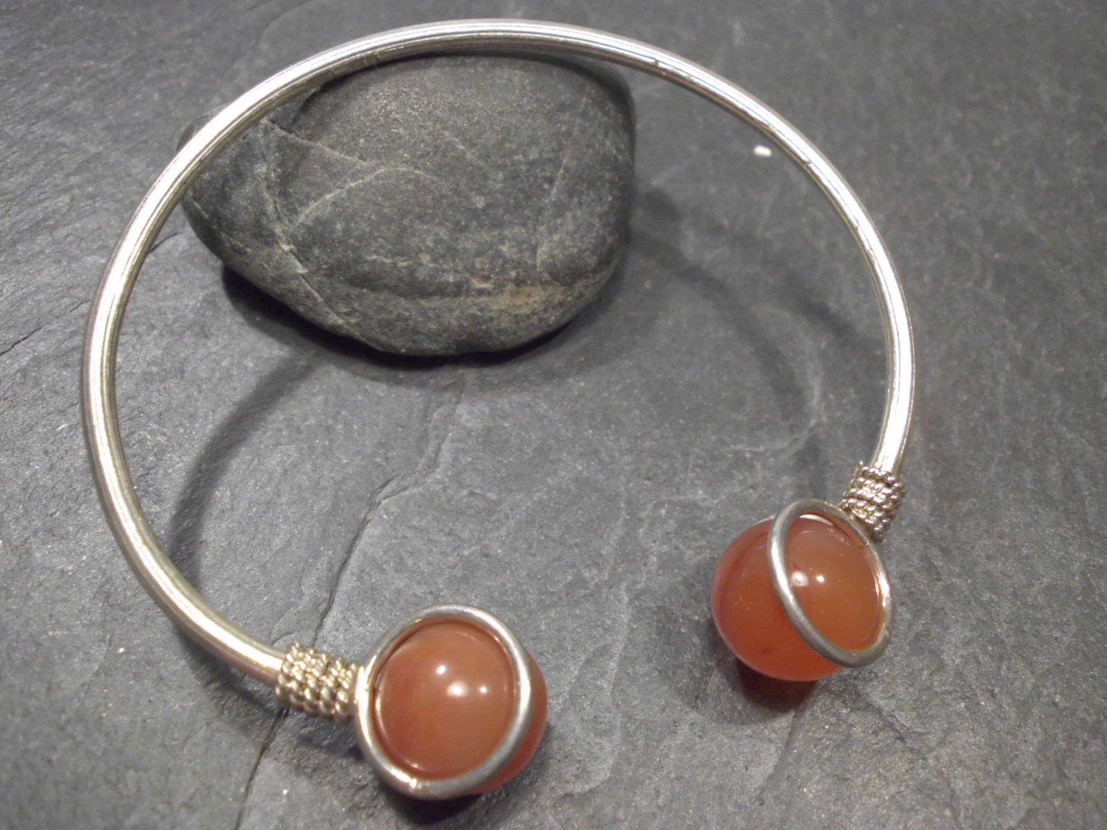 HOOP DESIGN – STRIKING BANGLE WITH CARNELIAN – SOLID 800 SILVER