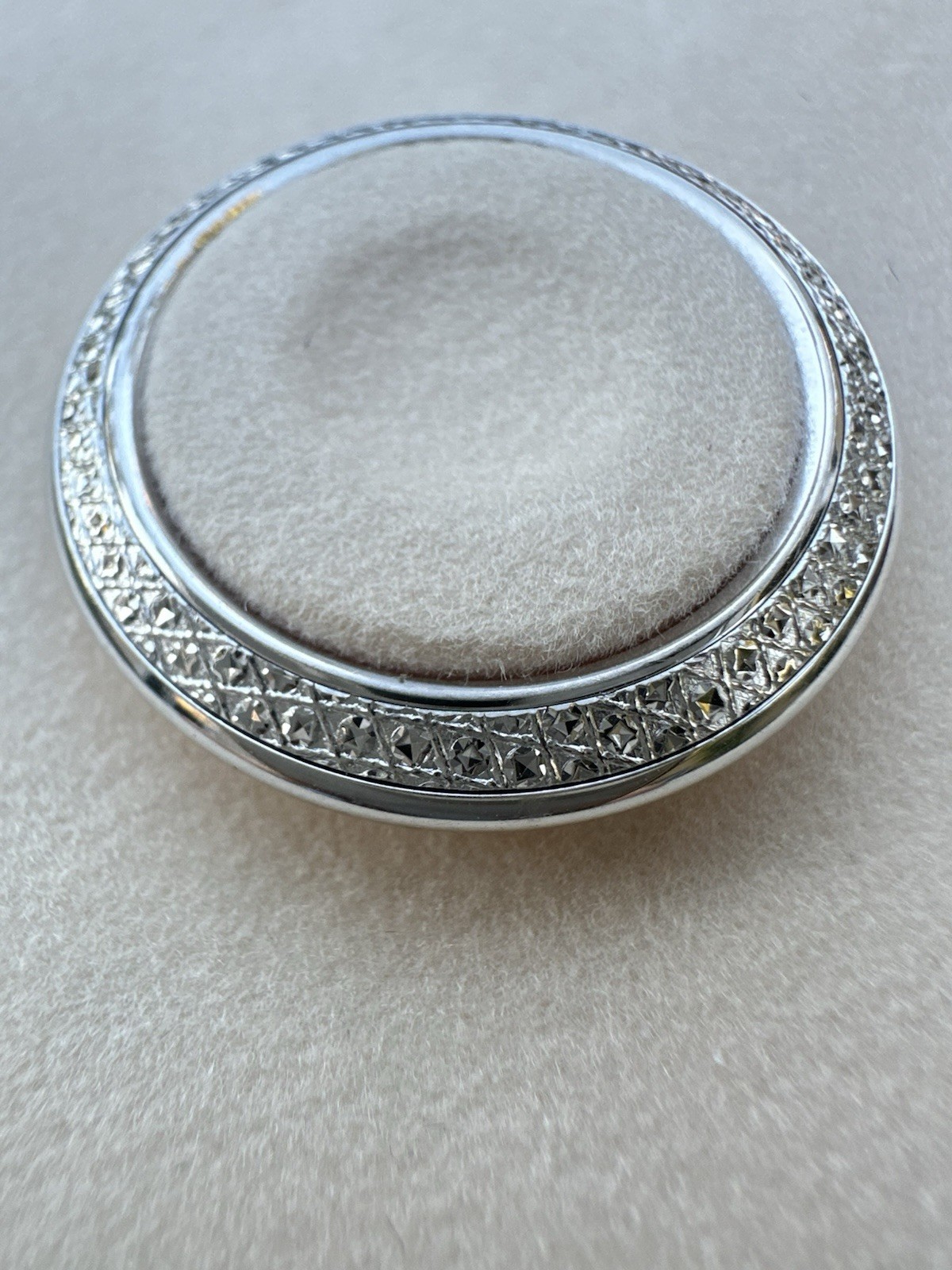 Gucci Diamond Cut SILVER Bezel Authentic 1100–11/12–11/12.2 Watch, New
