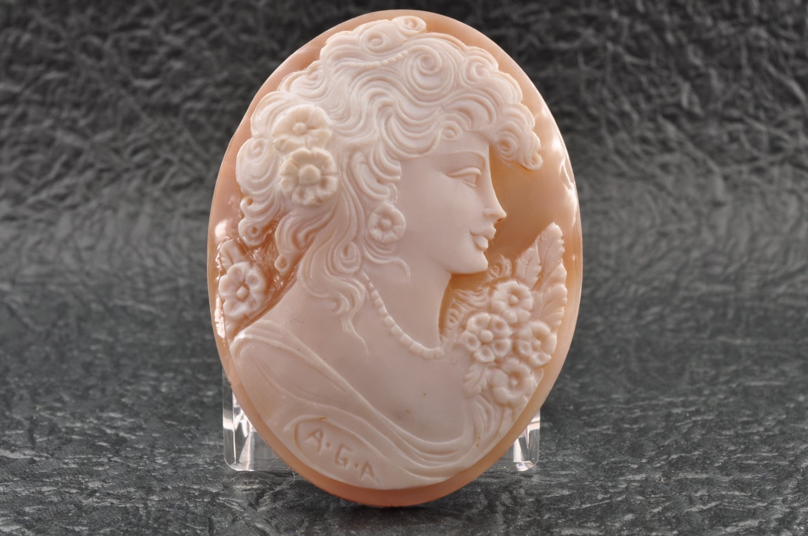6 items , vintage shell cameo White and brown color (Total 325.5ct) with case.