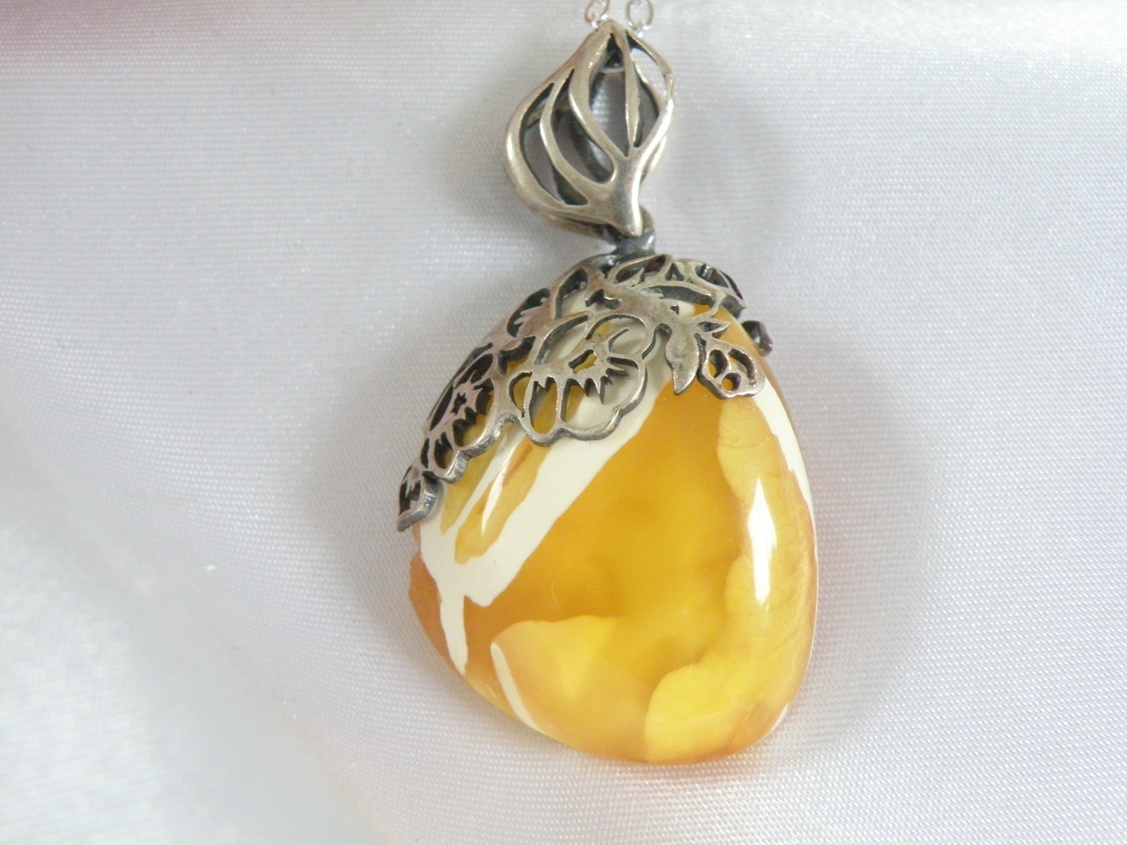 Vintage Sterling Silver 925 Butterscotch Egg Yolk Amber Pendant Necklace