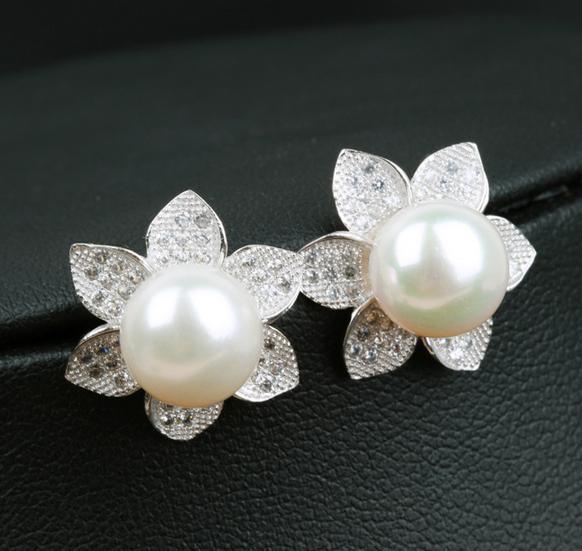 Dr. Pearl 9-10 mm White Pearl Stud Earring Sterling silver with petals shape