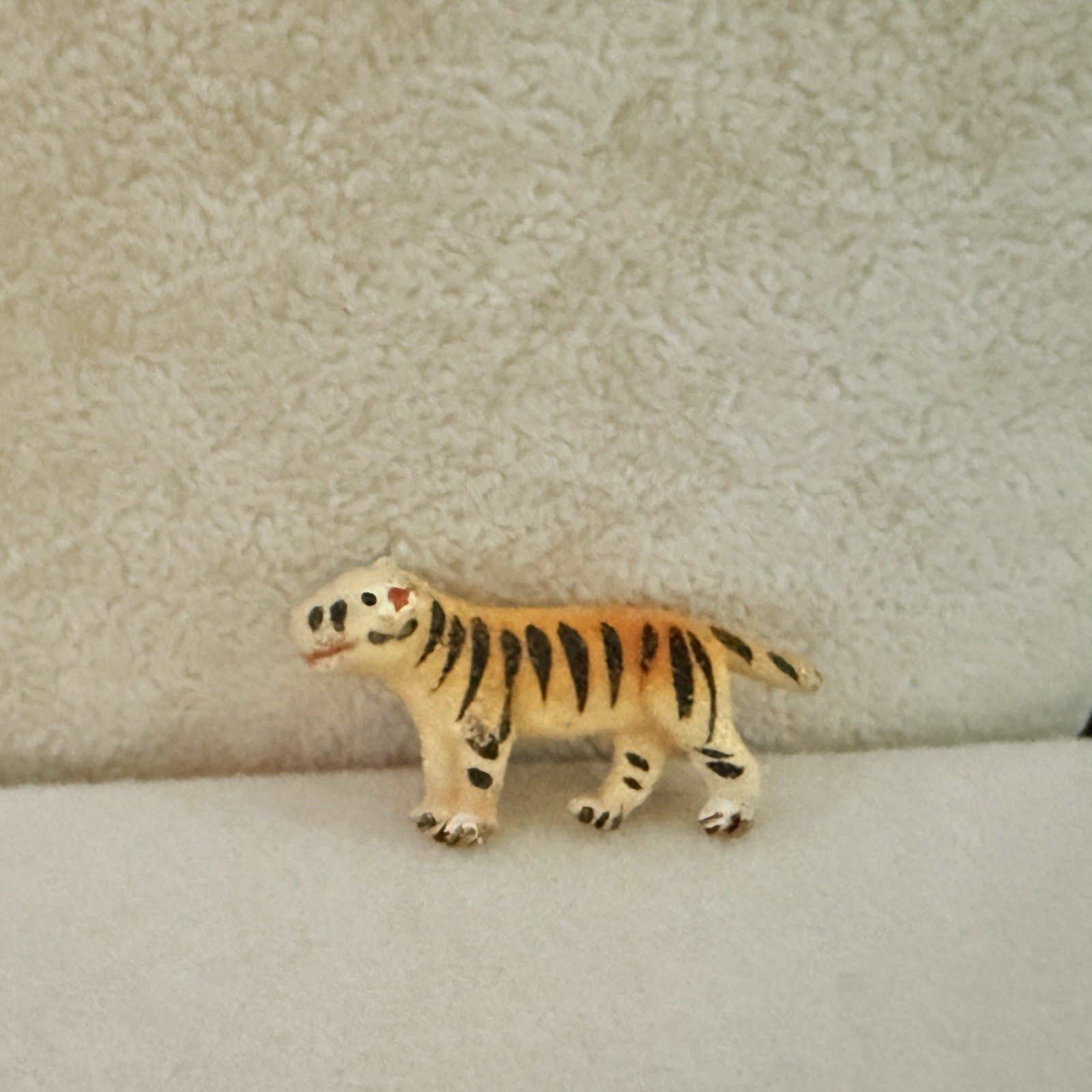 VTG. ESTATE MCM MADE IN KOREA SUGARED ORANGE & BLACK TIGER CAT BROOCH-BG177