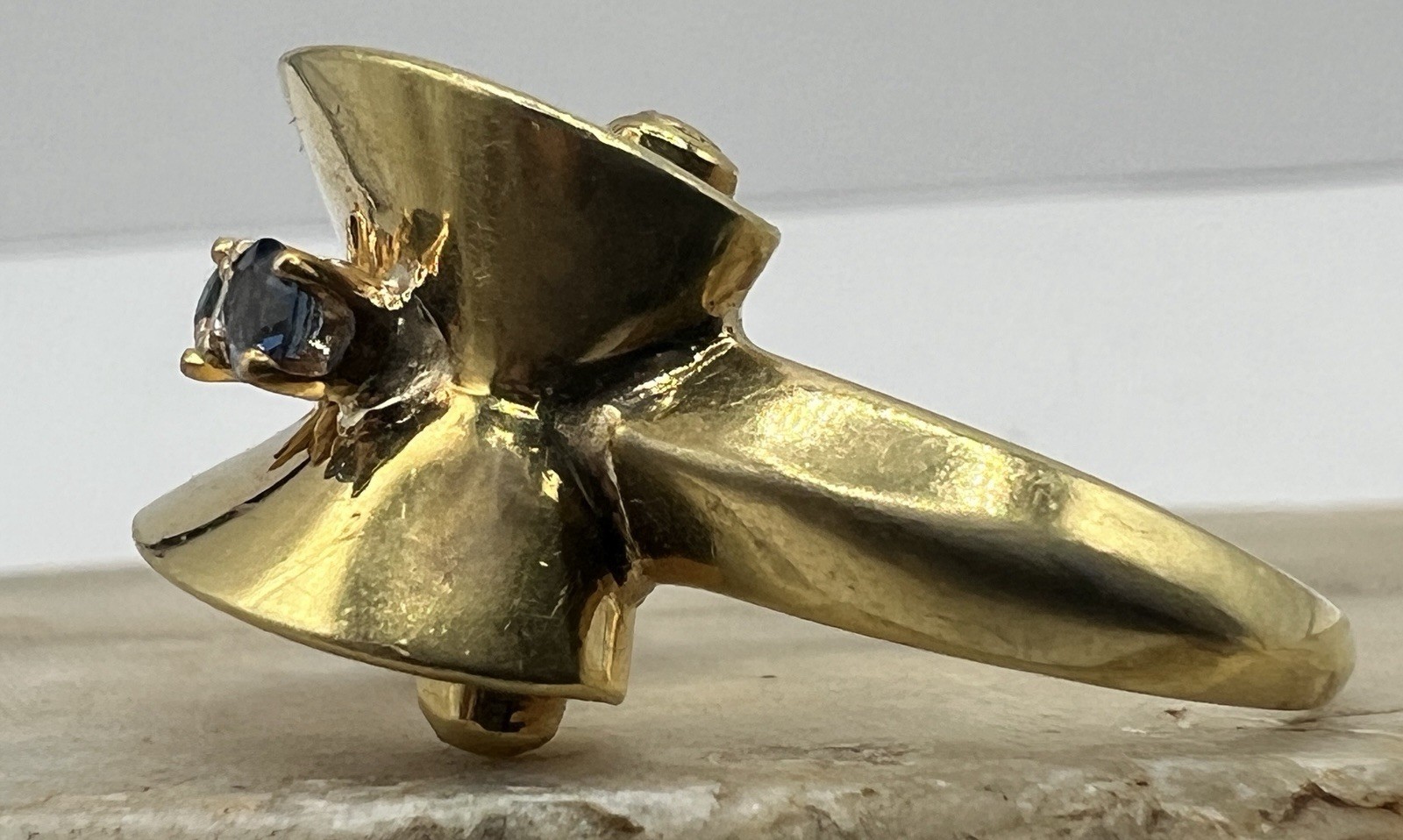 Unusual 18K Solid Yellow Gold Custom Designed Diamond & Sapphire Ring 10.7 Grams