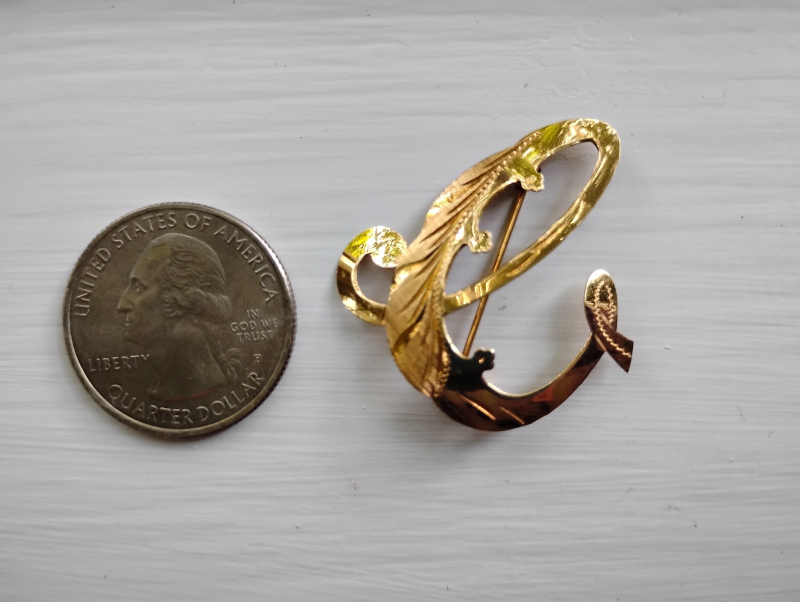 Vintage 18K Yellow Gold Etched Fancy Cursive Letter C Monogram Pin Brooch 2 gram