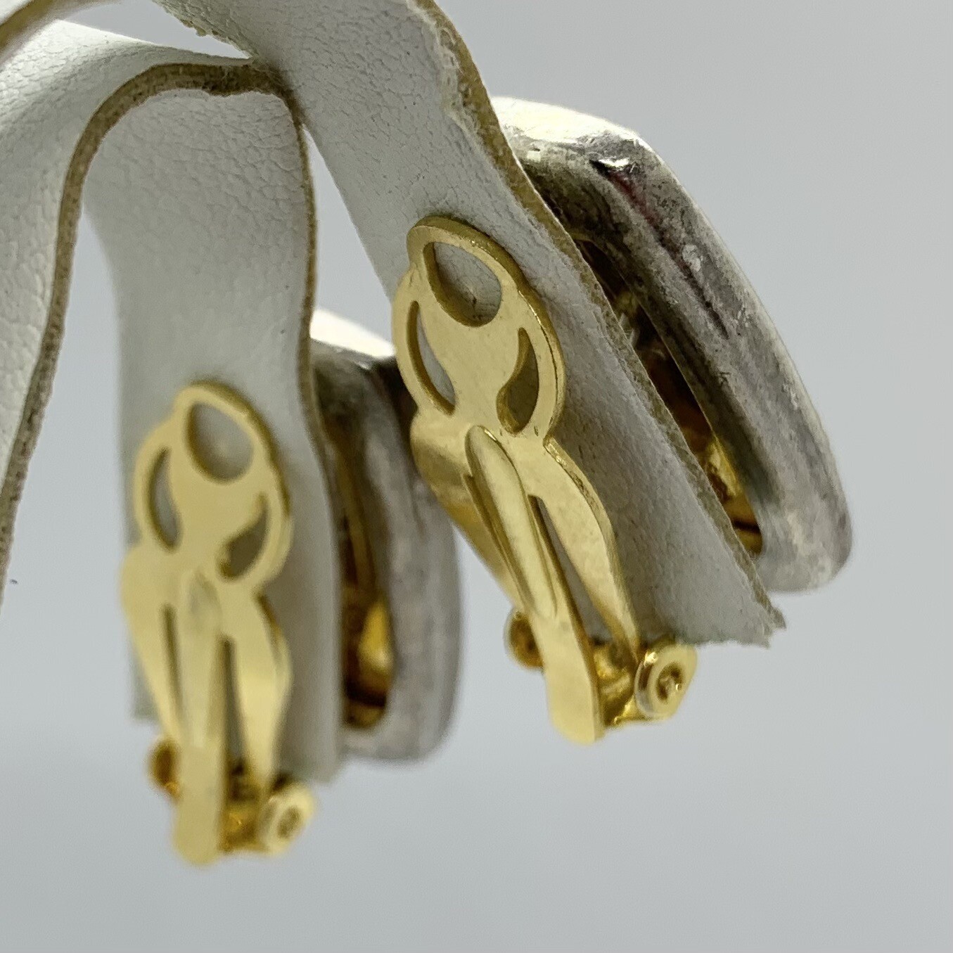 VTG CHIC SATIN BRUSHED SILVER GOLD PEBBLED STUDDED RECTANGULAR EARRINGS CLIP-ON