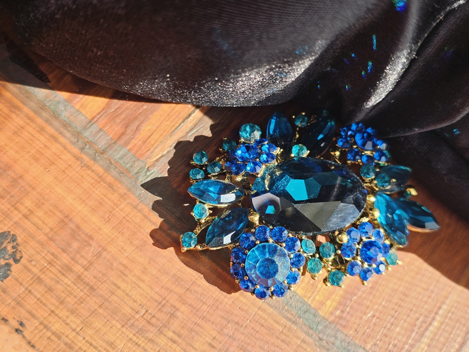 Large Brooch/Pendant Rhinestones Shades Of Blues Sparkling Bling Fashion Jewelry