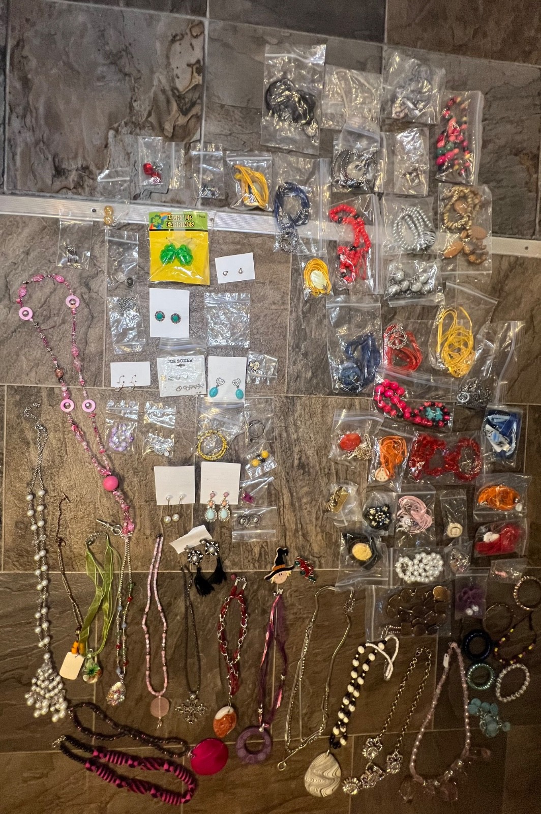 MASSIVE jewelry lot over 4lbs! 100+ pieces necklaces/earrings/bracelet/summer