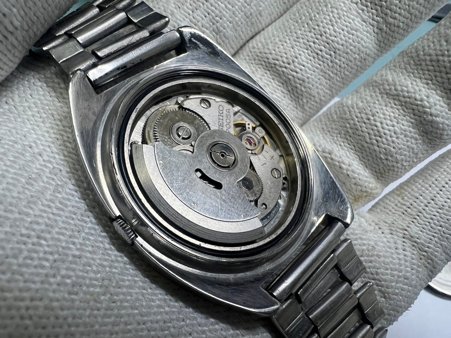76. Seiko wristwatch 7005-8120 R date 37 mm running