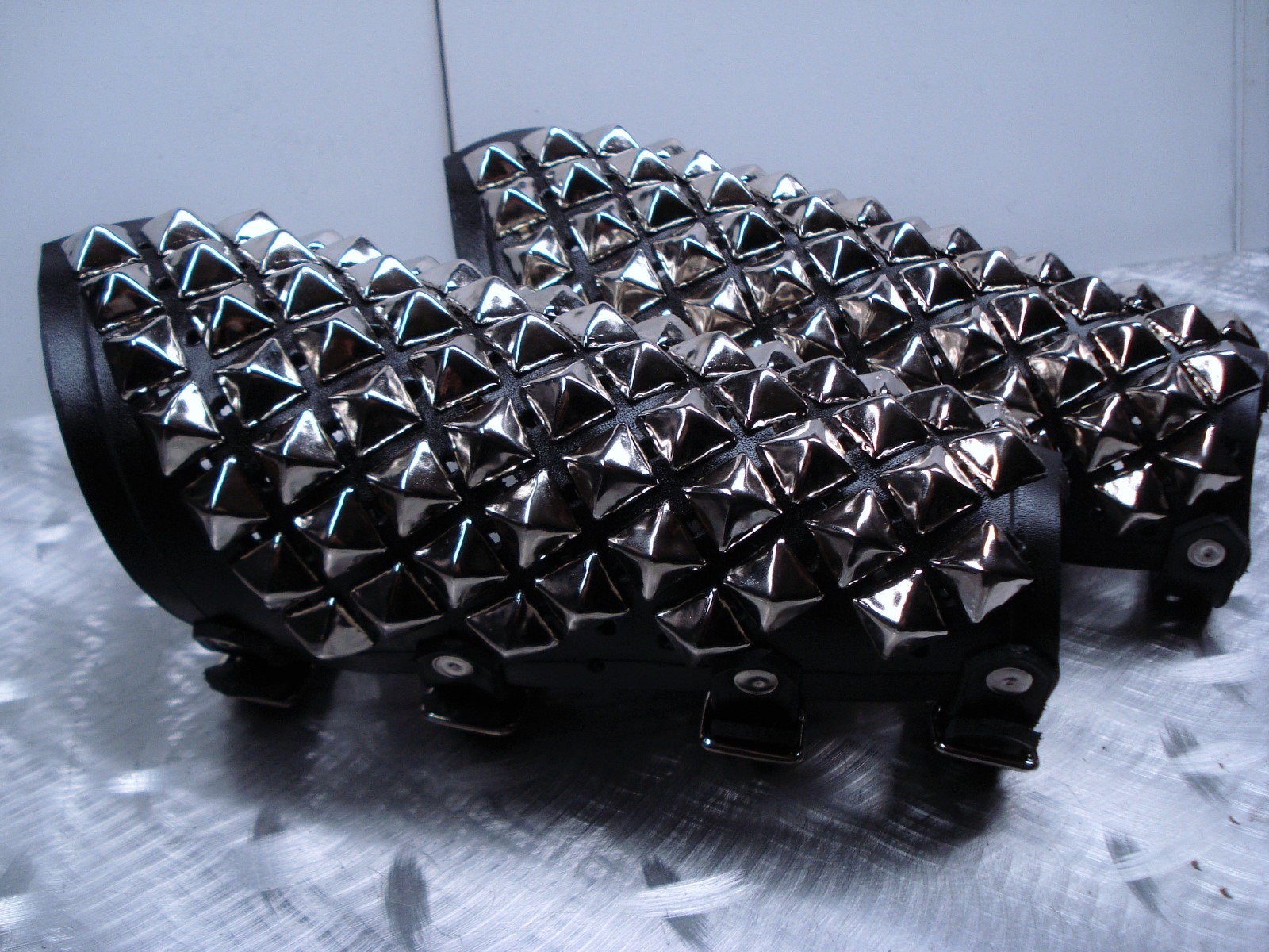 UNISEX STUDDED LEATHER GAUNTLETS.THRASH METAL… (MDLUG0146)…..VOIVOD’S