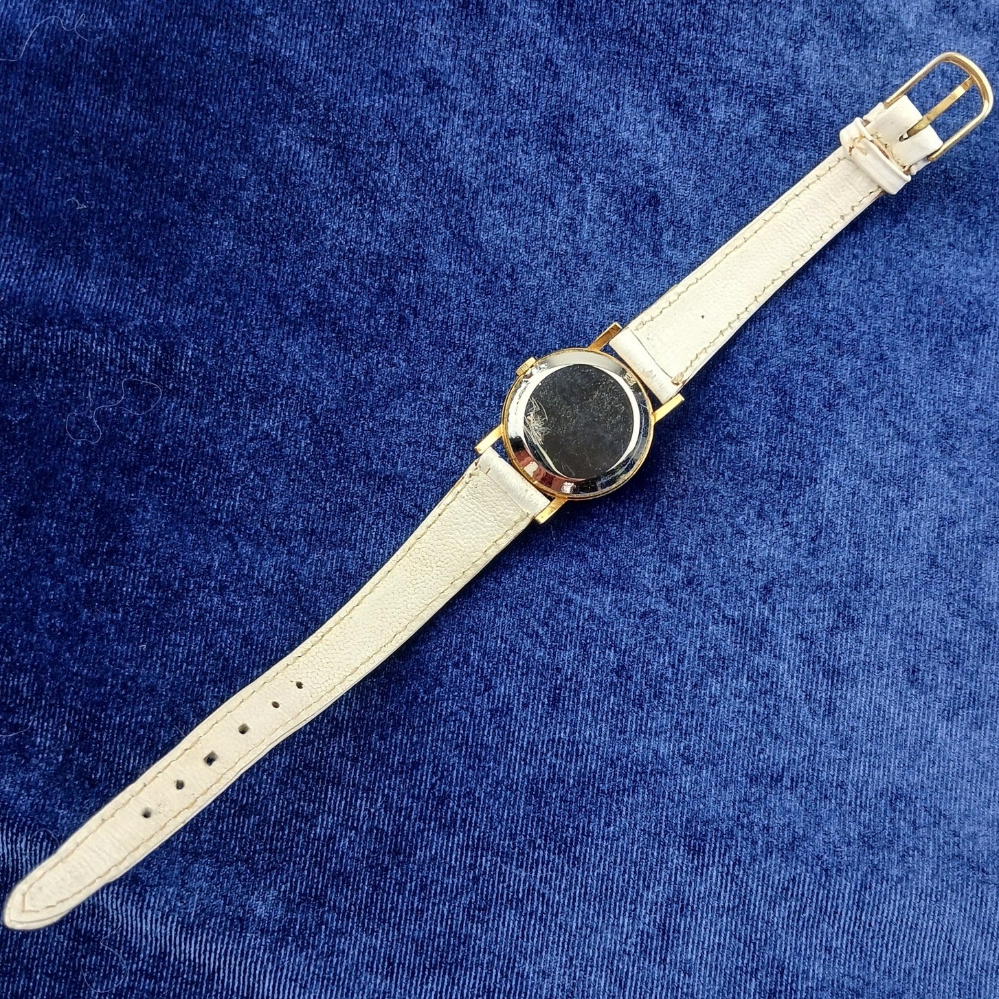 Hana Quartz Ladies Analog Wrist Watch white band numberless face works great