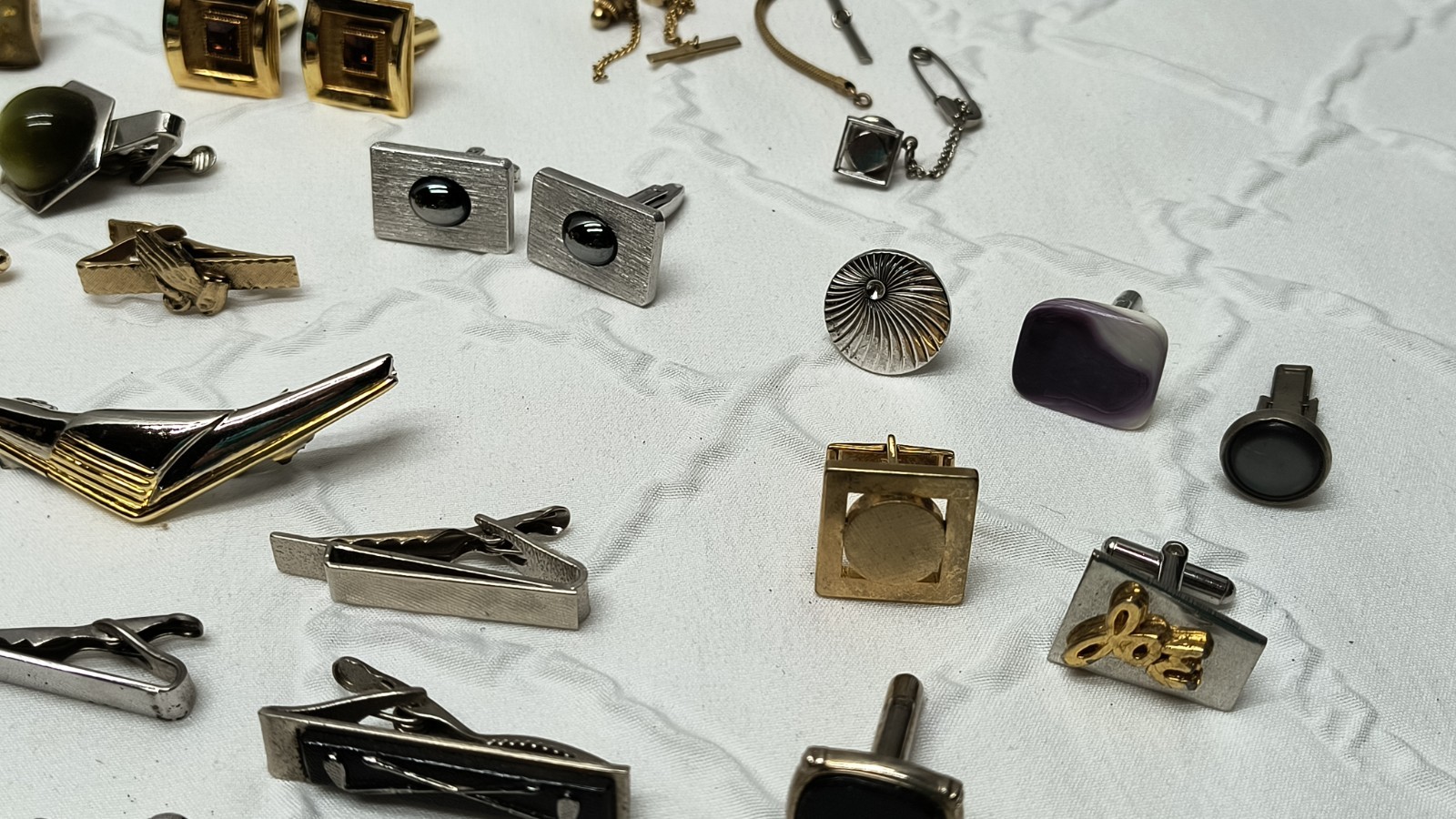 Vintage Tie Tacks Tie Bar Clips Cuff Links Lot Gold & Silver Tone 120 + Pieces