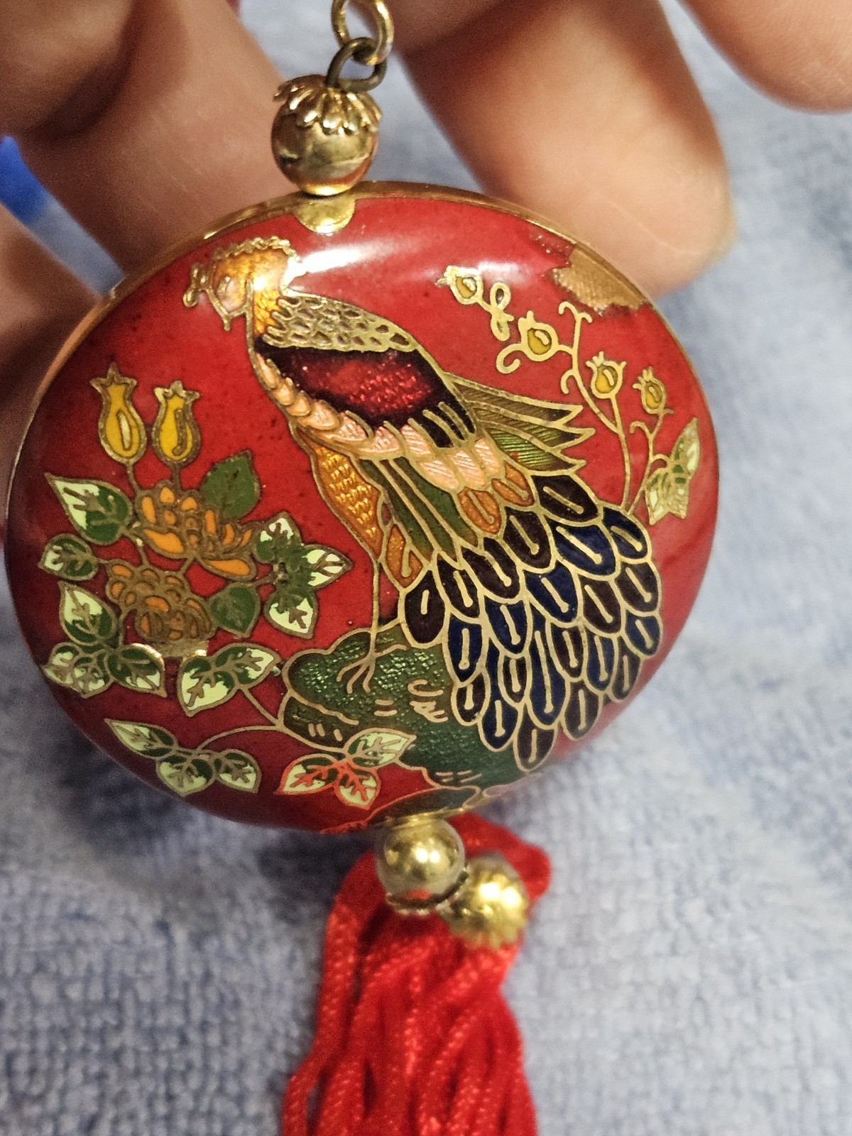 VINTAGE CLOISONNE COLORFUL PUFFY 2-SIDED PEACOCK FLORAL ROUND PENDANT W/24″ CORD